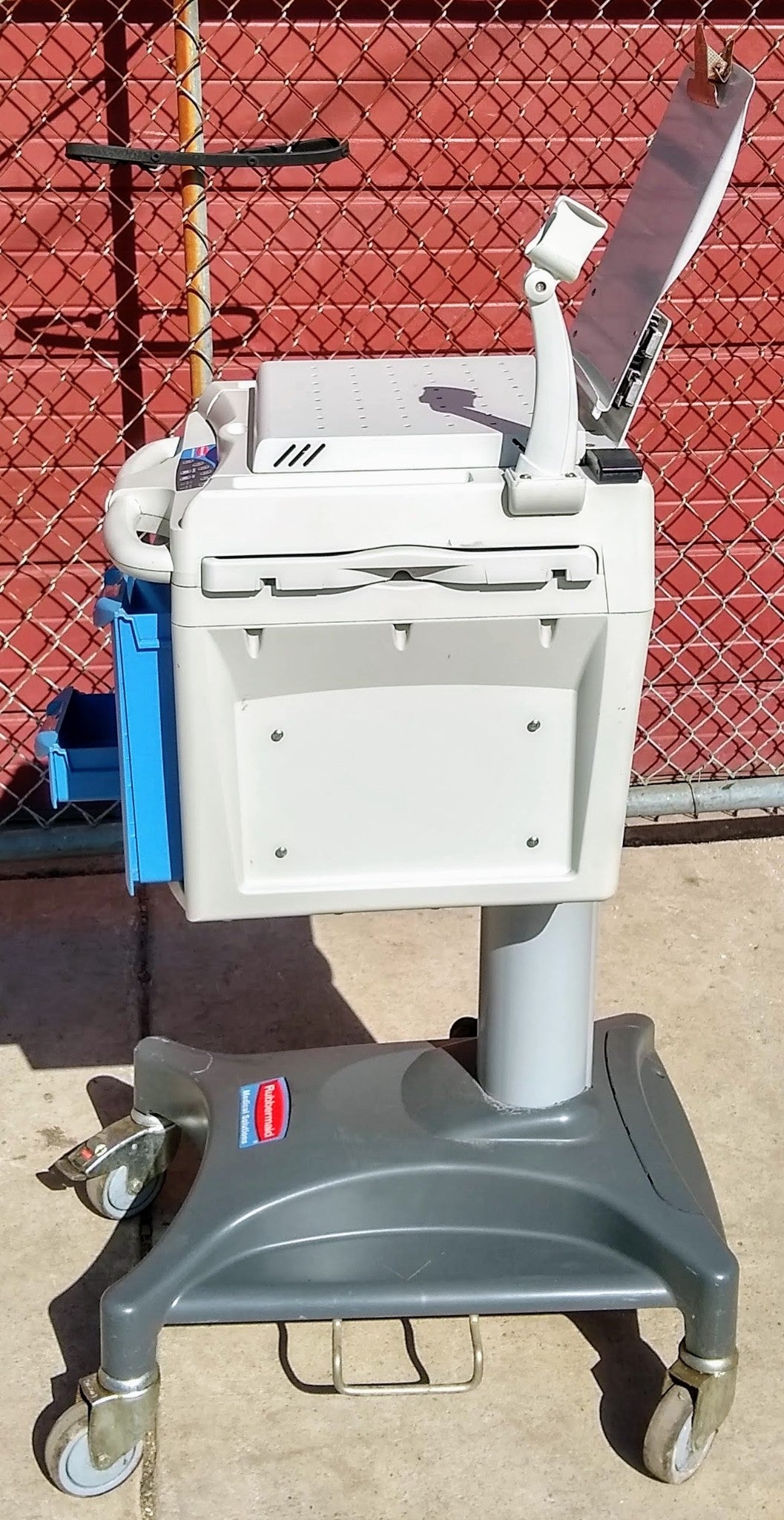 RUBBERMAID MEDICAL SOLUTIONS CART MODEL FG9M0905MBLU CART