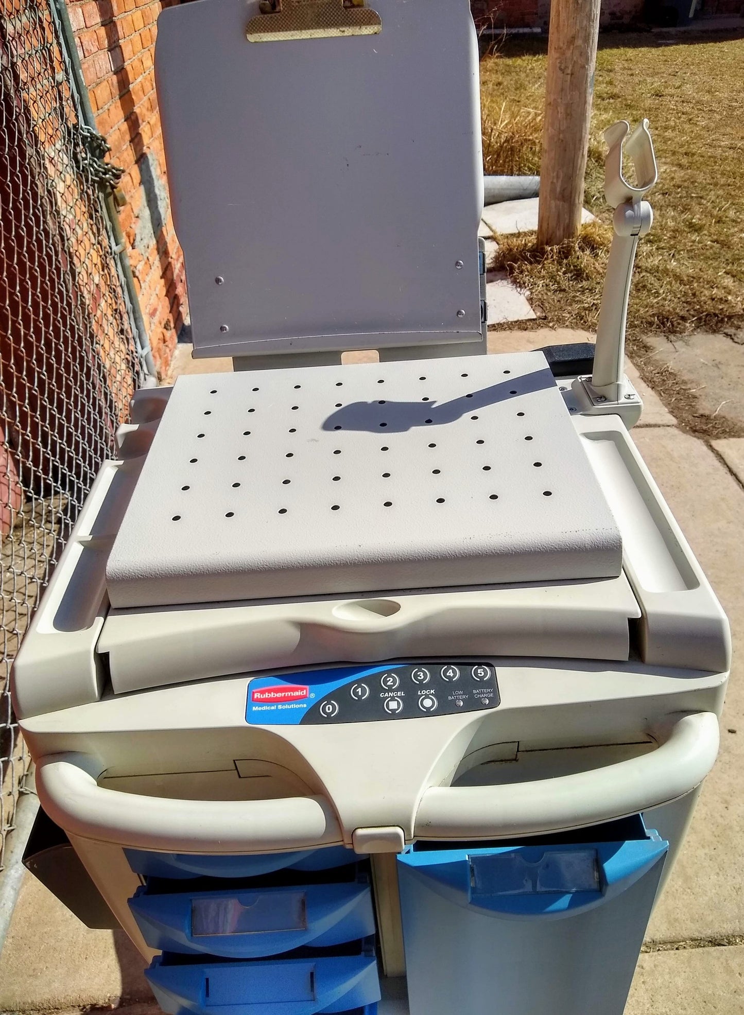 RUBBERMAID MEDICAL SOLUTIONS CART MODEL FG9M0905MBLU CART