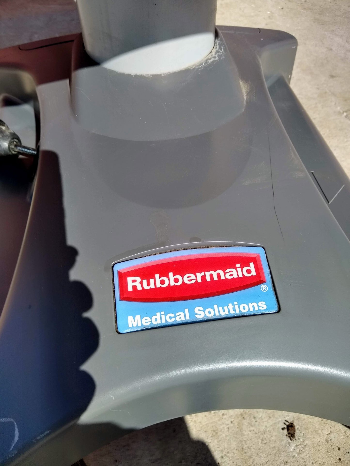 RUBBERMAID MEDICAL SOLUTIONS CART MODEL FG9M0905MBLU CART