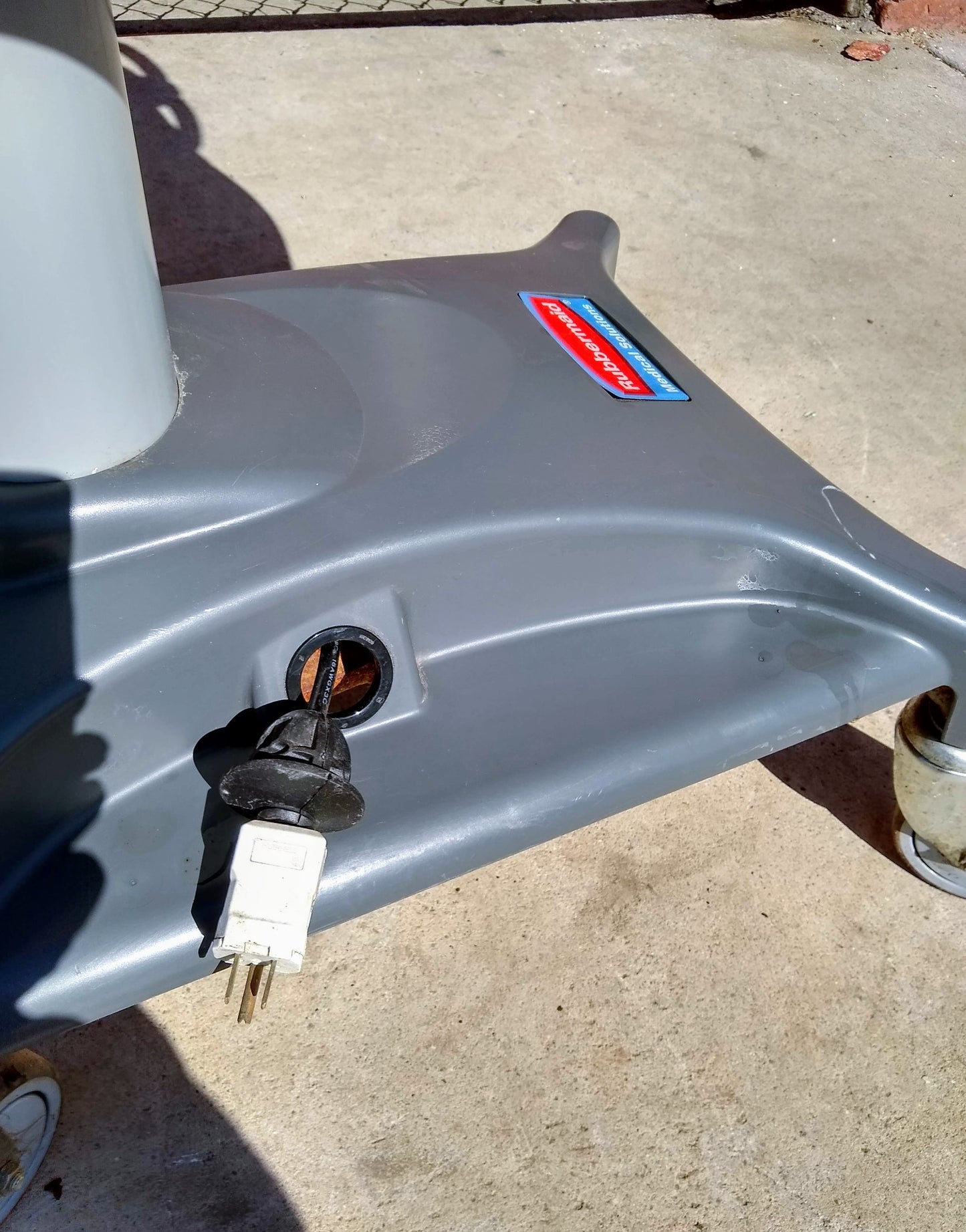 RUBBERMAID MEDICAL SOLUTIONS CART MODEL FG9M0905MBLU CART