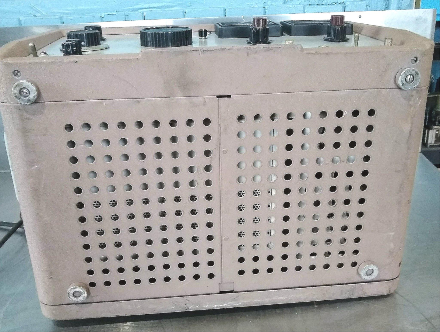 VINTAGE HEWLETT PACKARD SIGNAL GENERATOR MODEL 606A POWERS ON FREE SHIPPING