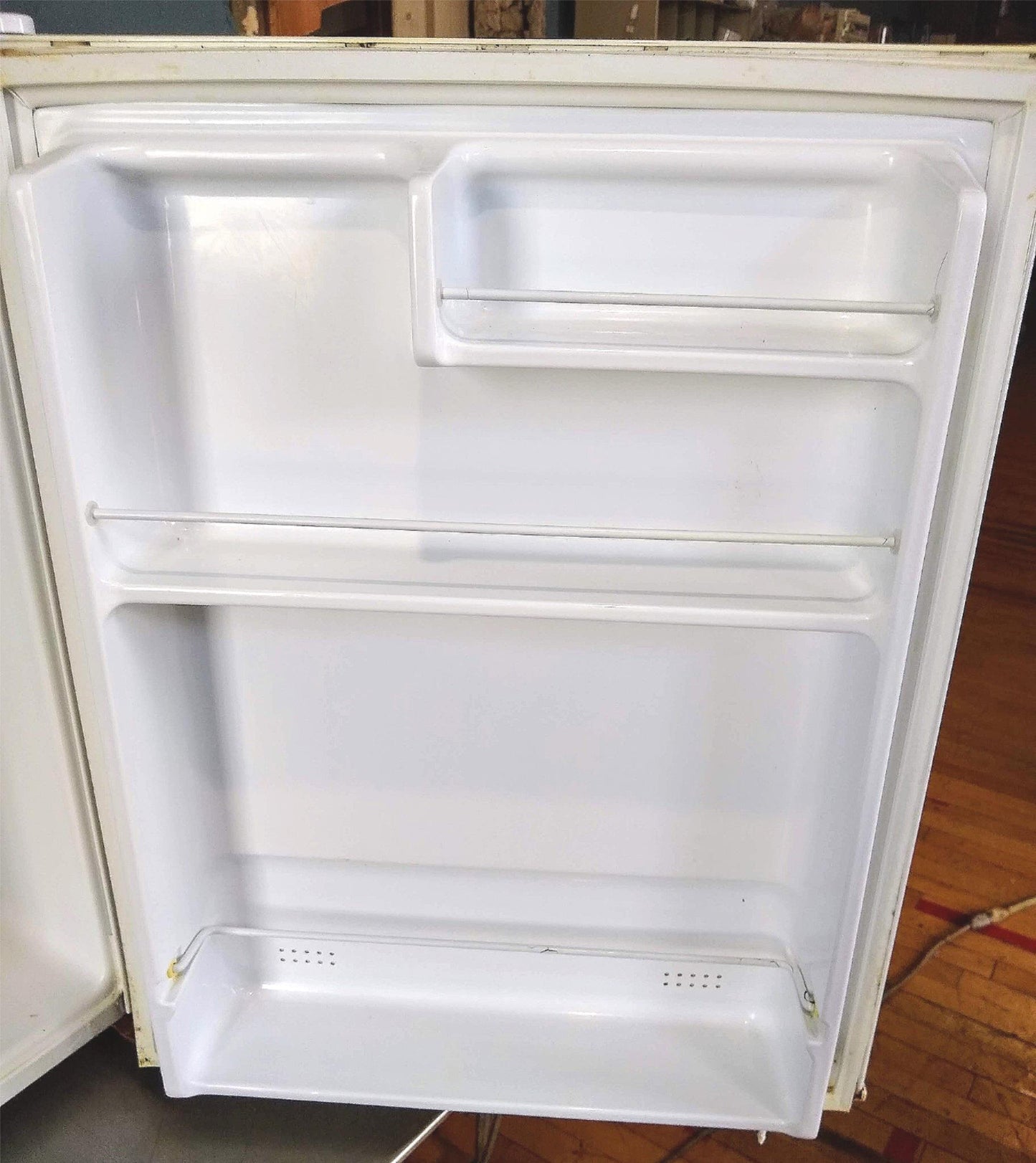 BRAND NEW SANYO SR-256W UNDERCOUNTER FRIDGE INSIDE ORIGINAL BOX FREE SHIPPING