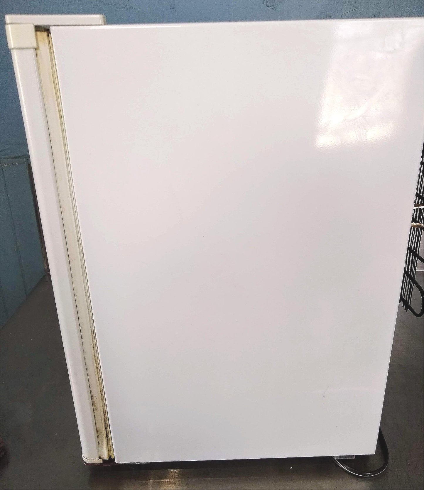 BRAND NEW SANYO SR-256W UNDERCOUNTER FRIDGE INSIDE ORIGINAL BOX FREE SHIPPING