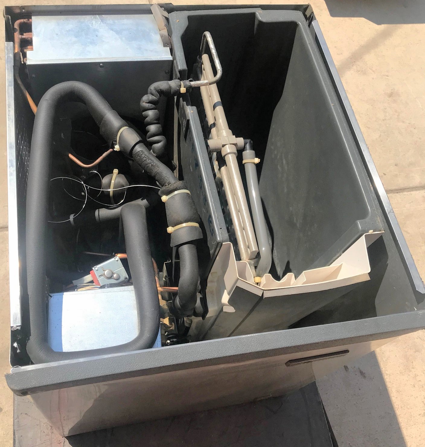 SCOTSMAN CME3 AIR COOLED CUBER ICE MACHINE -FOR PARTS BUT POWERS ON- WATCH VIDEO