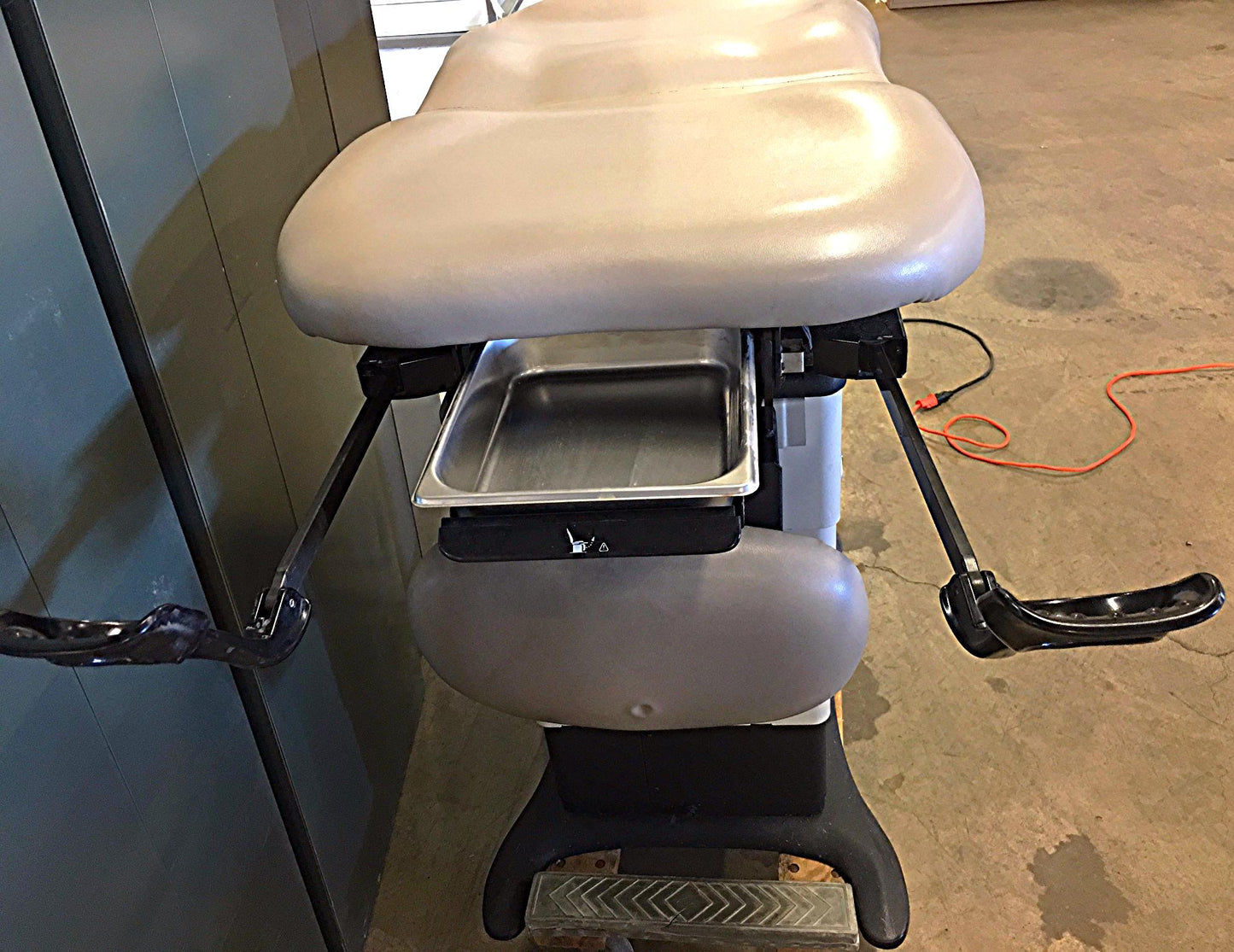 MIDMARK 630 - 004 WORKS PERFECTLY BARRIER FREE UNIVERSAL POWER PROCEDURE TABLE