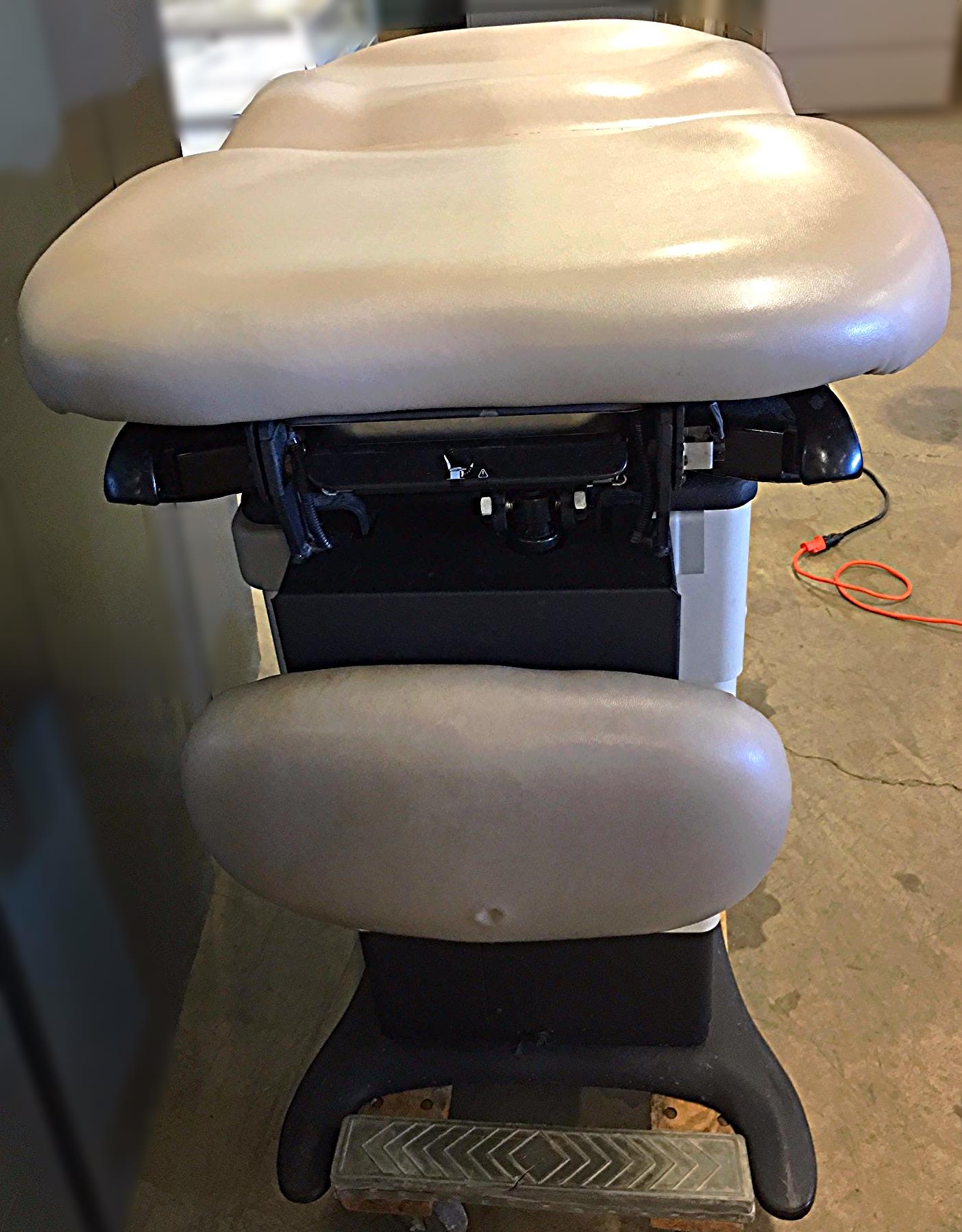 MIDMARK 630 - 004 WORKS PERFECTLY BARRIER FREE UNIVERSAL POWER PROCEDURE TABLE