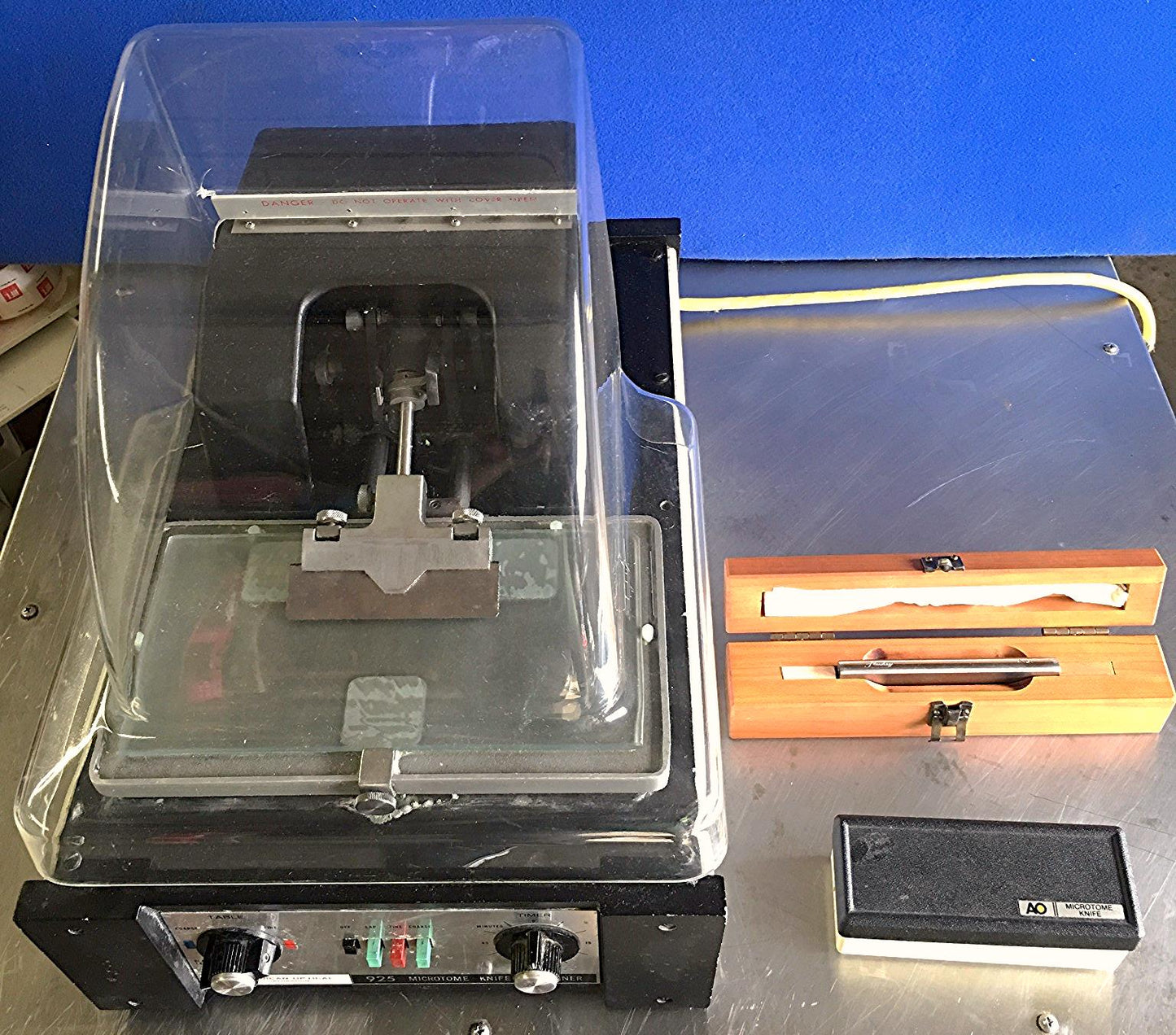 AMERICAN OPTICAL 925 MICROTOME KNIFE SHARPENER + 2 Knives WATCH VIDEO FREE SHIP