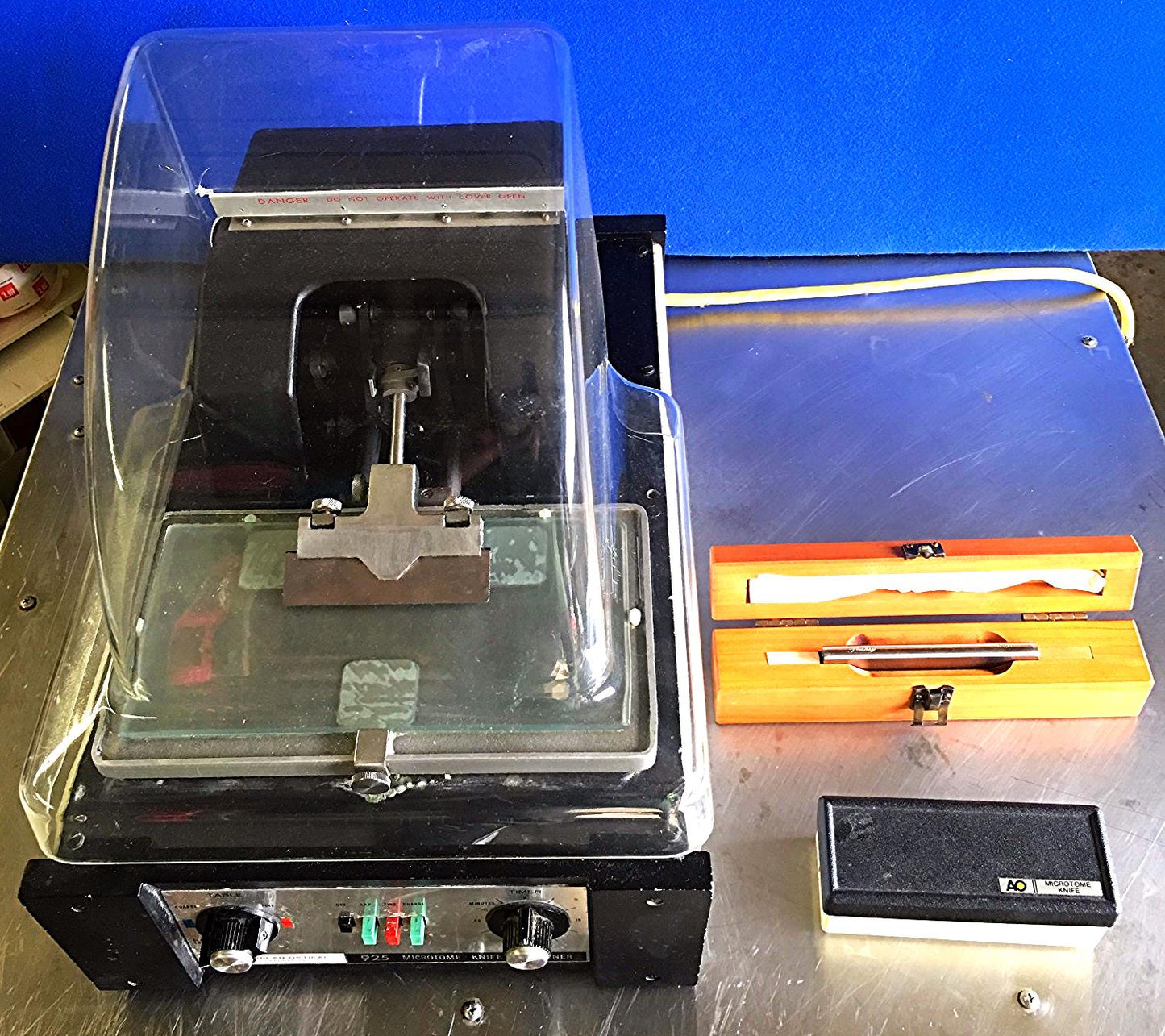 AMERICAN OPTICAL 925 MICROTOME KNIFE SHARPENER + 2 Knives WATCH VIDEO FREE SHIP