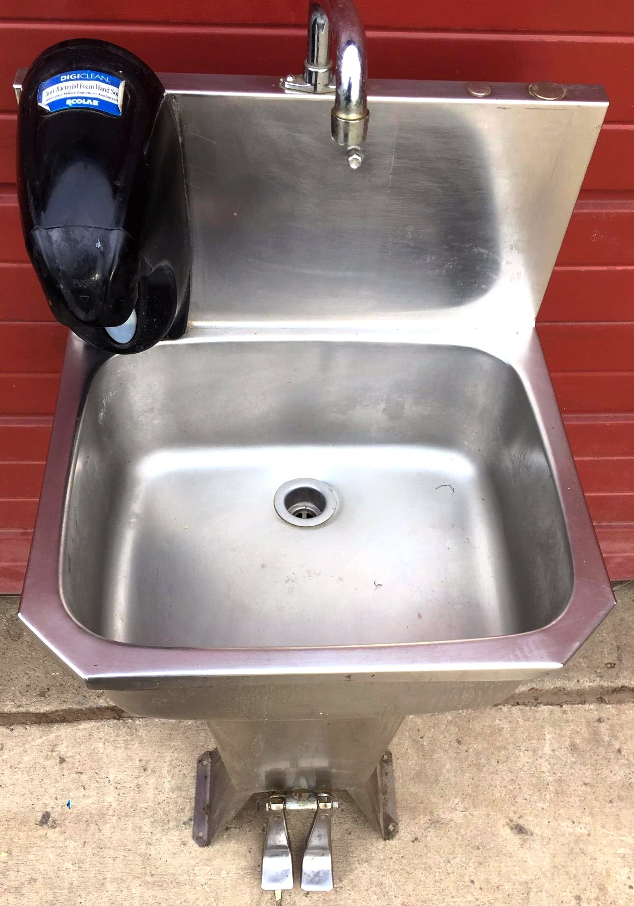 COLUMBIA 501 HANDS FREE HOT COLD FOOT OPERATED KITCHEN RESTAURANT SINK FREE SHIP