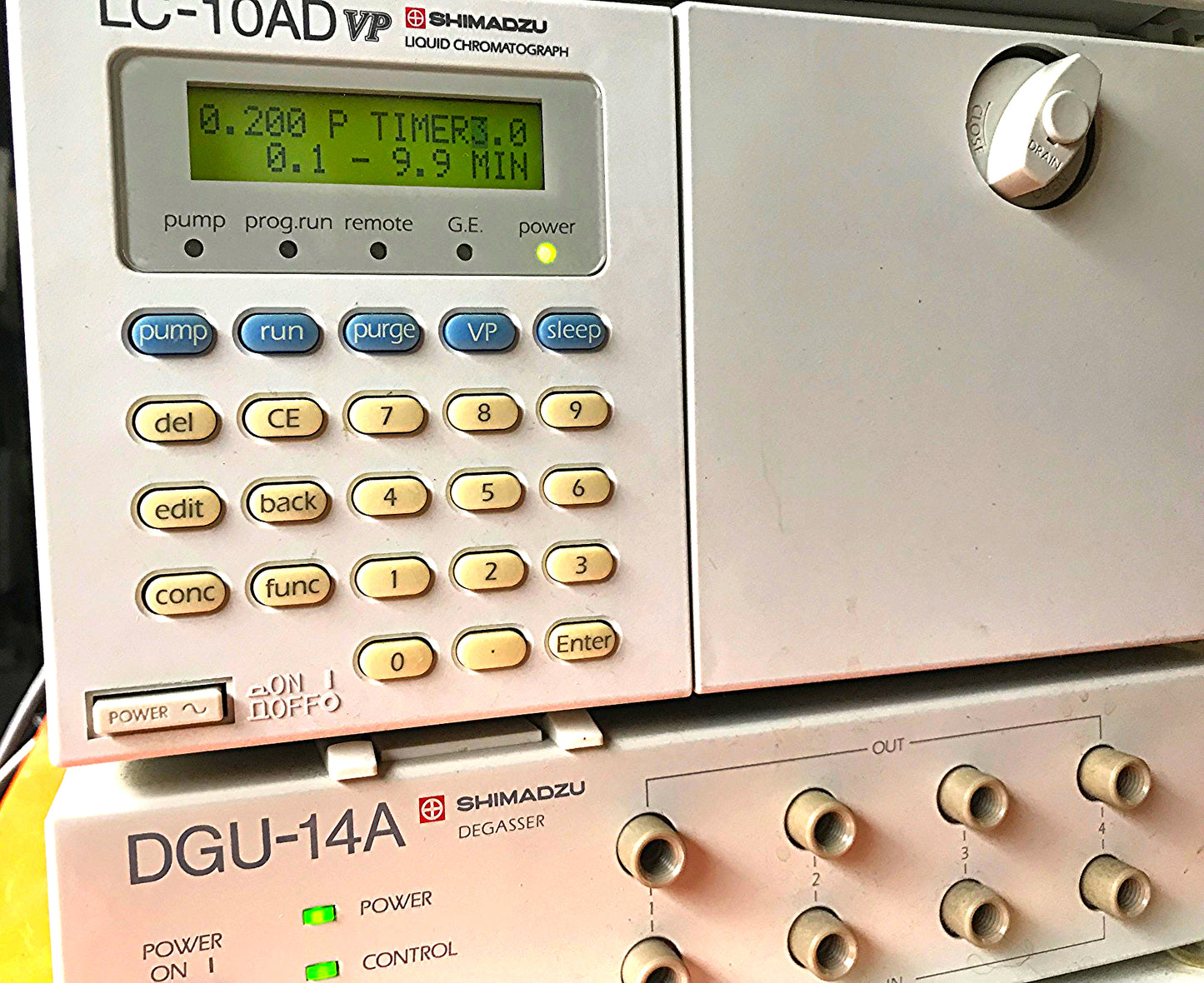 SHIMATZU DGU-14A SIL-10AD vp LC-10AD VP  LAB HPLC GAS CHROMATOGRAPH WATCH VIDEO