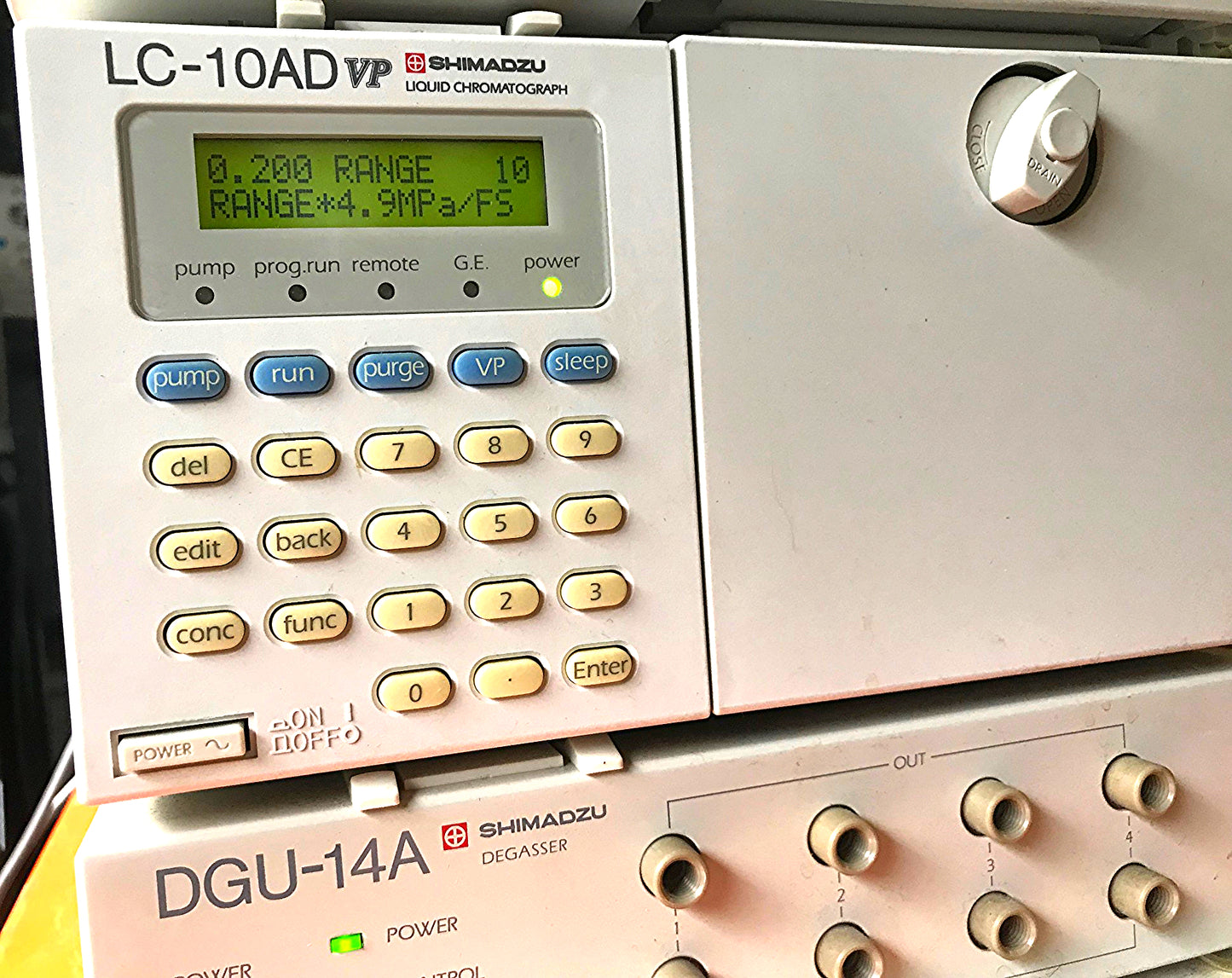 SHIMATZU DGU-14A SIL-10AD vp LC-10AD VP  LAB HPLC GAS CHROMATOGRAPH WATCH VIDEO