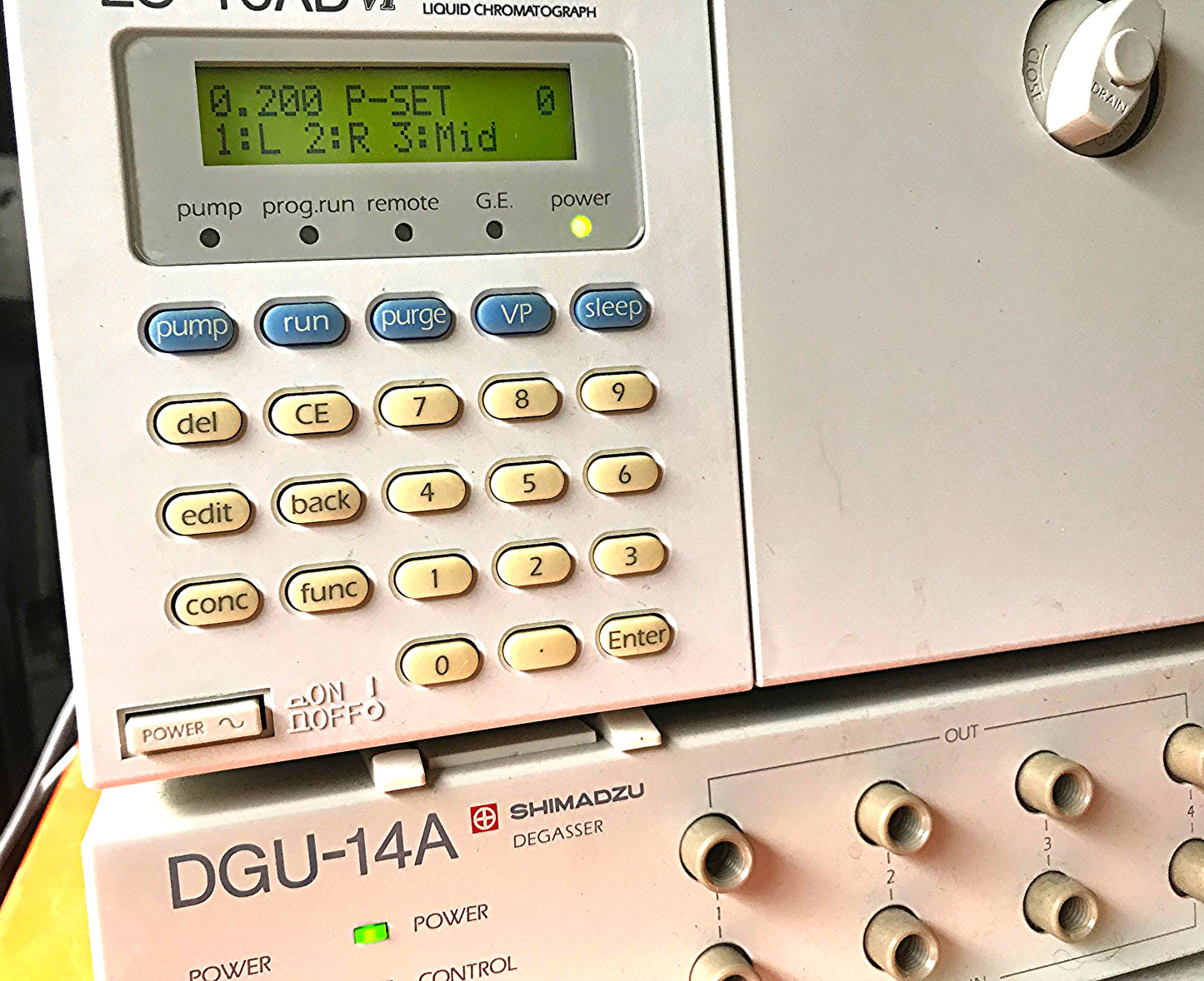 SHIMATZU DGU-14A SIL-10AD vp LC-10AD VP  LAB HPLC GAS CHROMATOGRAPH WATCH VIDEO