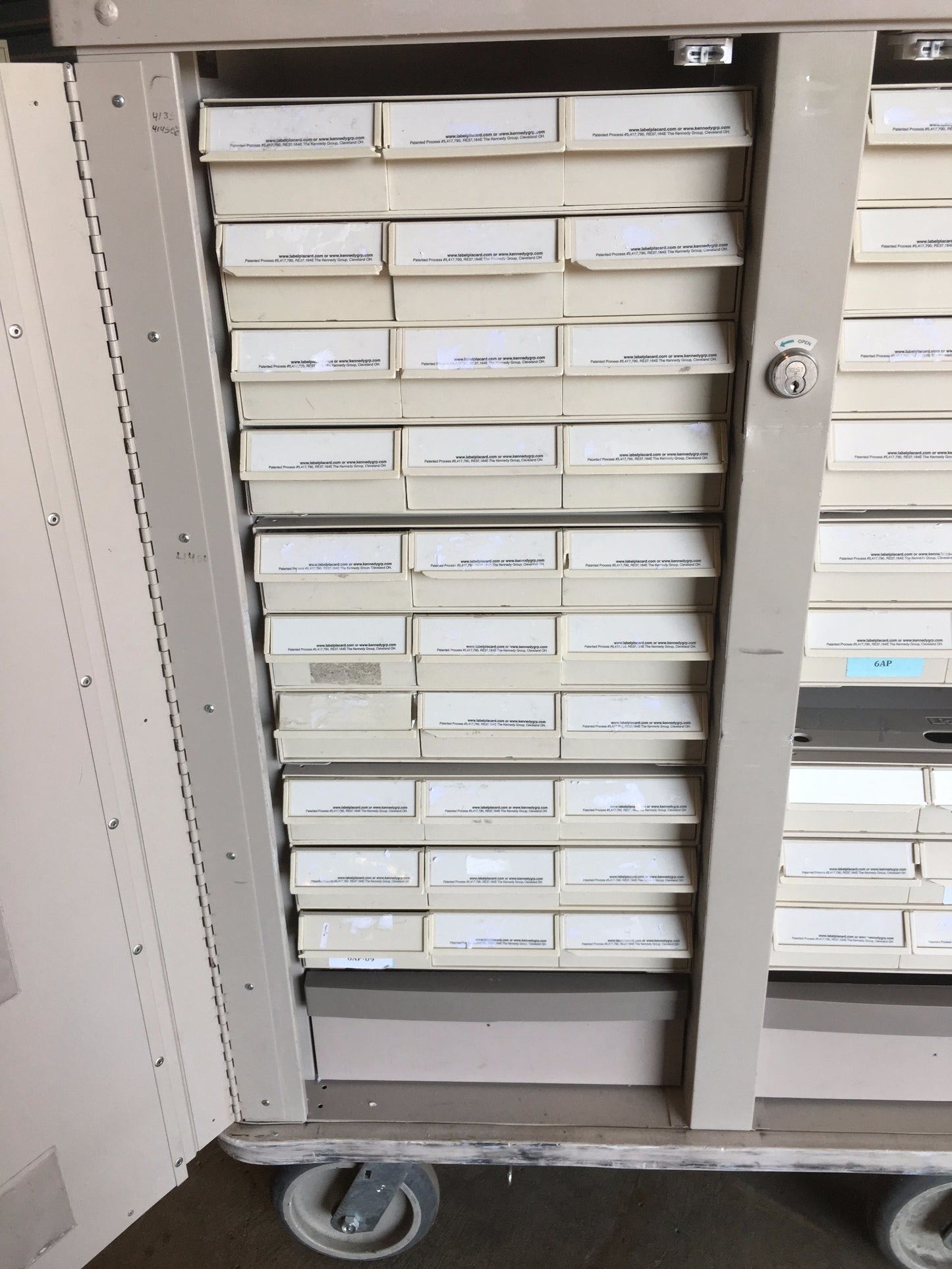 LIONVILLE PHARMACY MEDICINE STORAGE HOSPITAL DISTRIBUTION CRASH CART FREESHIPING