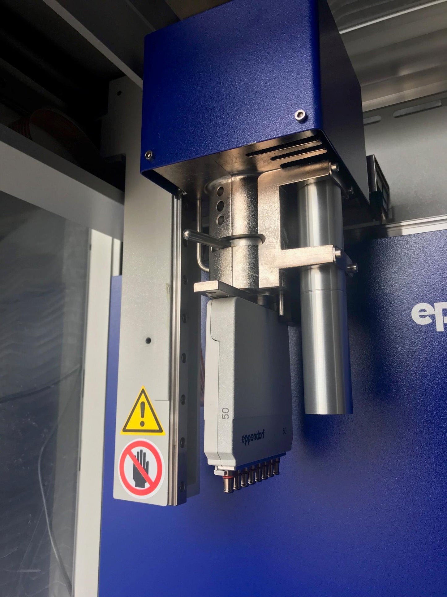 EPPENDORF epMOTION EM5070 SISMATIC IPC627C Liquid Handler w SOFTWARE WATCH VIDEO