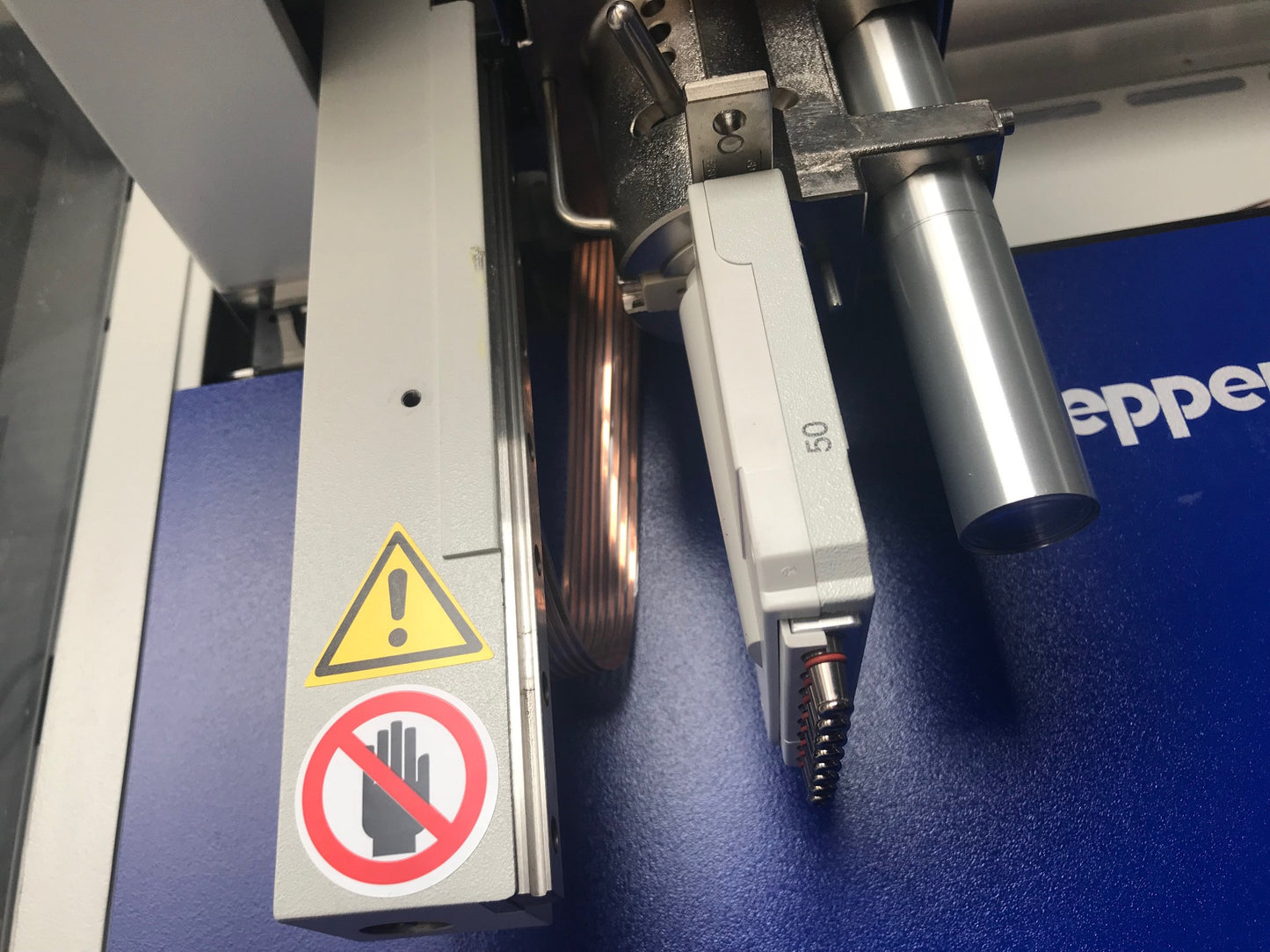 EPPENDORF epMOTION EM5070 SISMATIC IPC627C Liquid Handler w SOFTWARE WATCH VIDEO