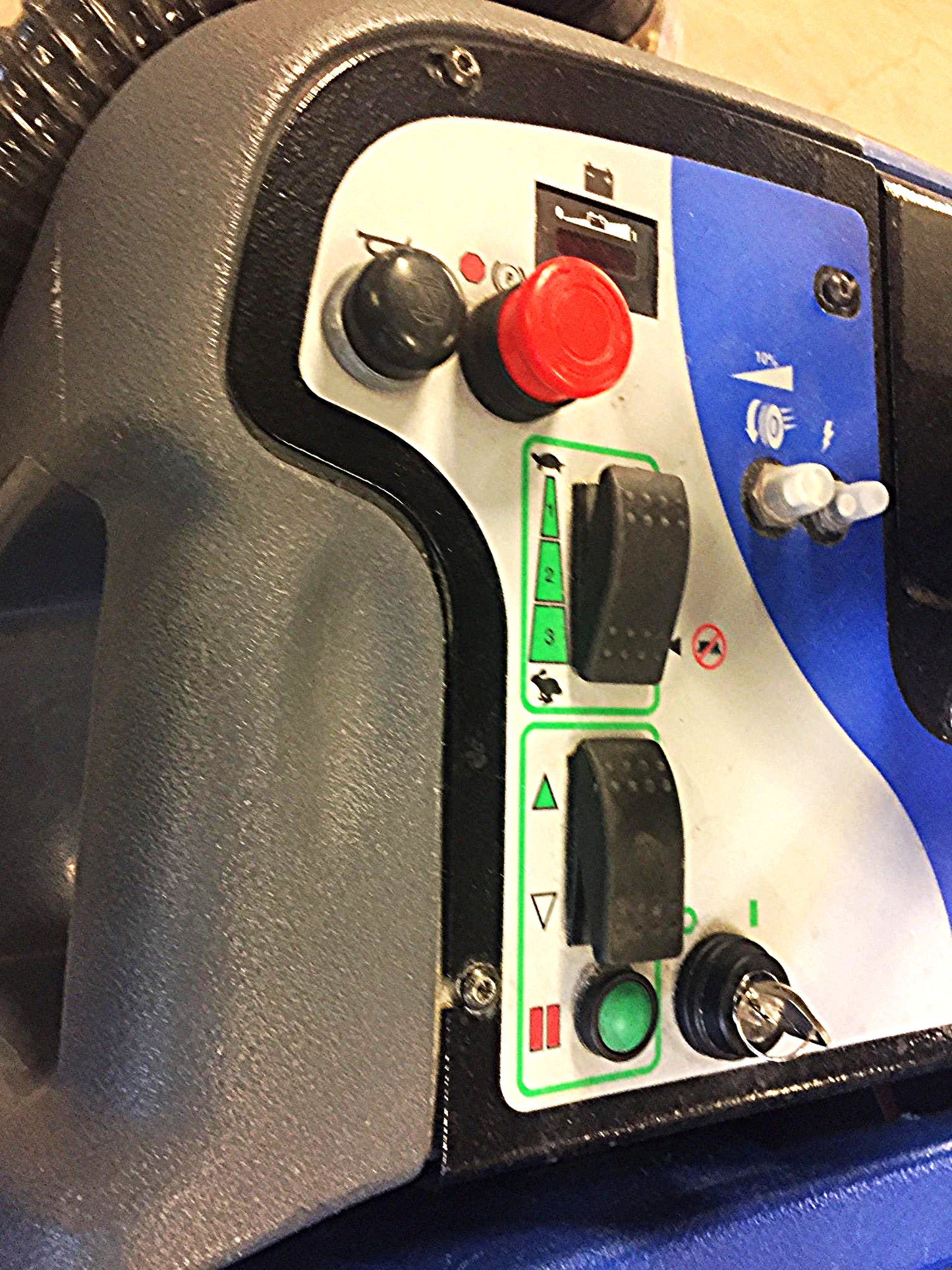 CHARIOT iEXTRACT WALK BEHIND CARPET SCRUBBER with CHARGER WATCH VIDEO FREE SHIP