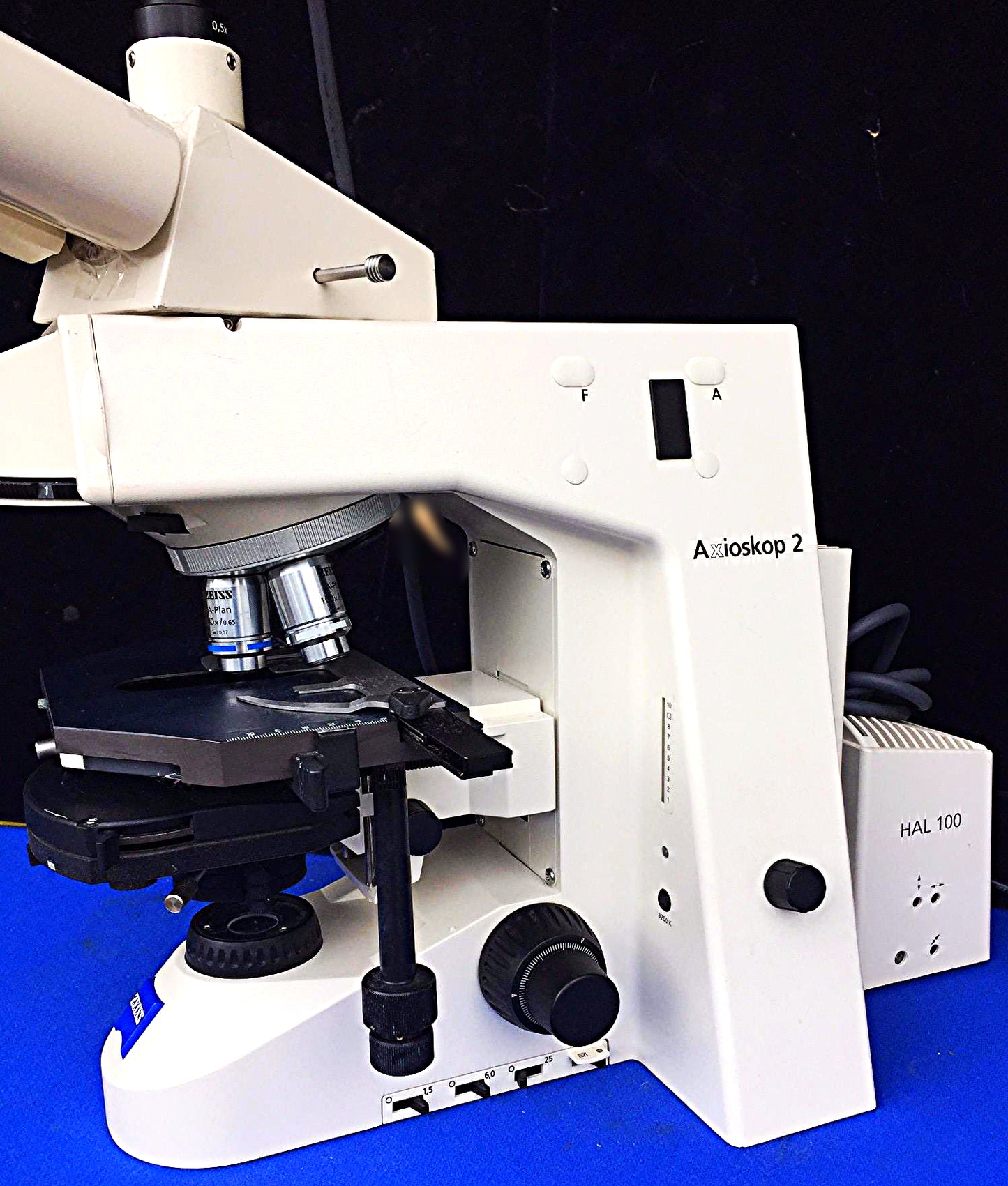 ZEISS AXIOSKOP-2 MICROSCOPE 3 OBJECTIVES & LIGHT SOURCE FREESHIP