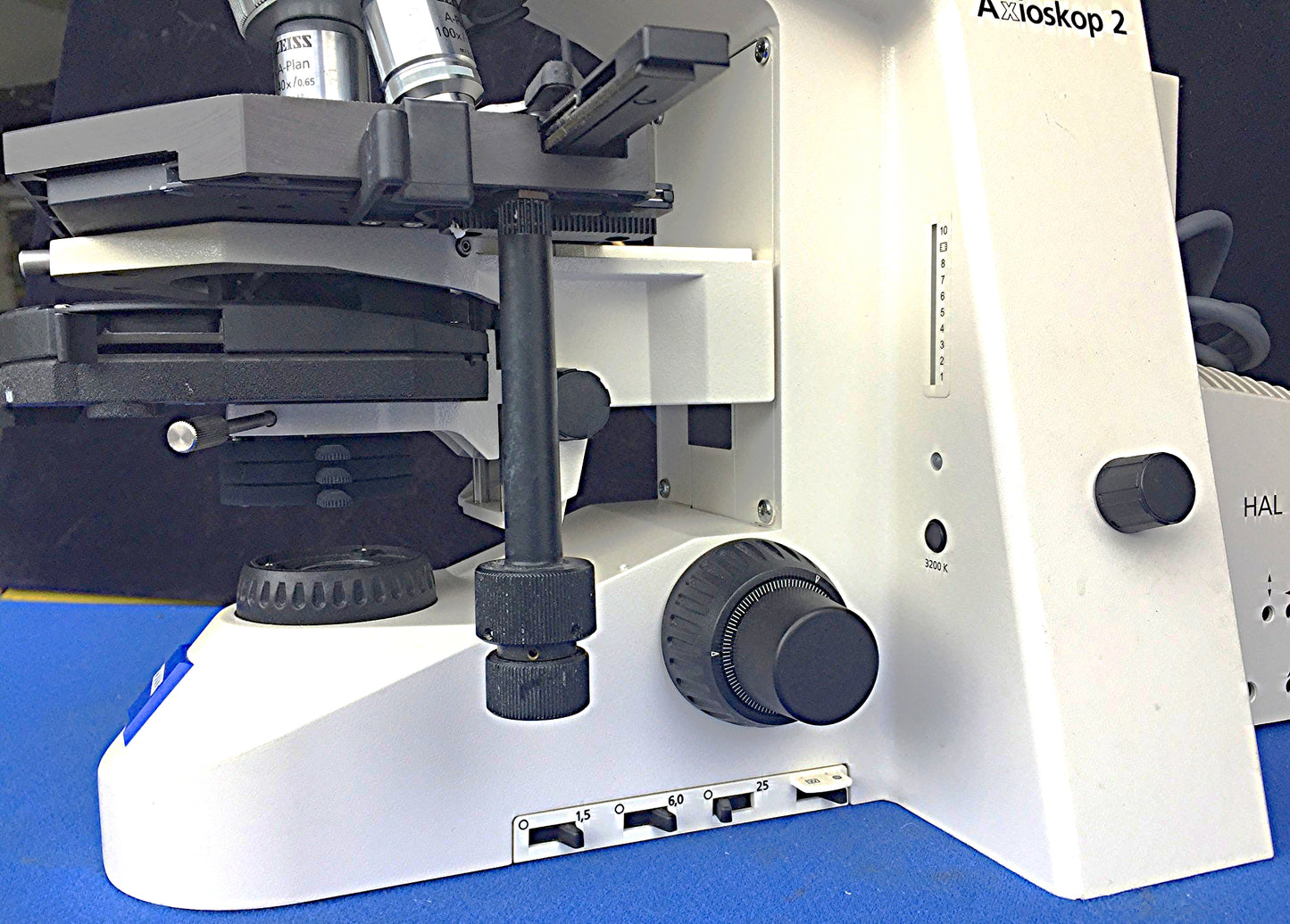 ZEISS AXIOSKOP-2 MICROSCOPE 3 OBJECTIVES & LIGHT SOURCE FREESHIP