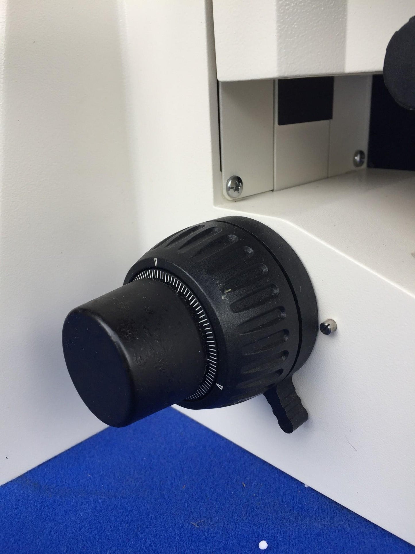 ZEISS AXIOSKOP-2 MICROSCOPE 3 OBJECTIVES & LIGHT SOURCE FREESHIP