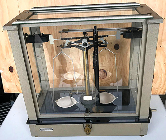 VINTAGE FISHER SCIENTIFIC ENCLOSED 200g APOTHECARY CHAINOMATIC BALANCE FREE SHIP