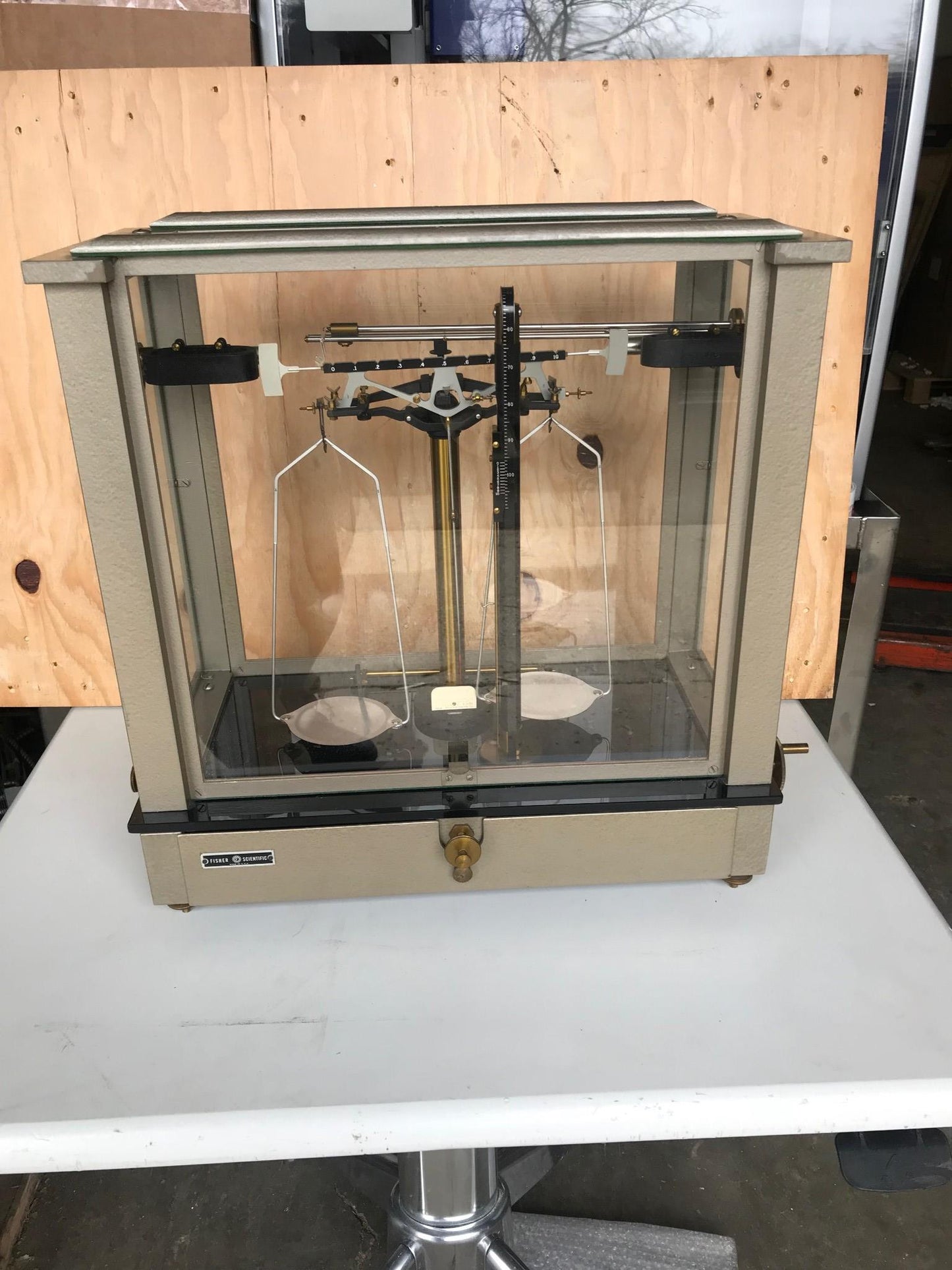 VINTAGE FISHER SCIENTIFIC ENCLOSED 200g APOTHECARY CHAINOMATIC BALANCE FREE SHIP