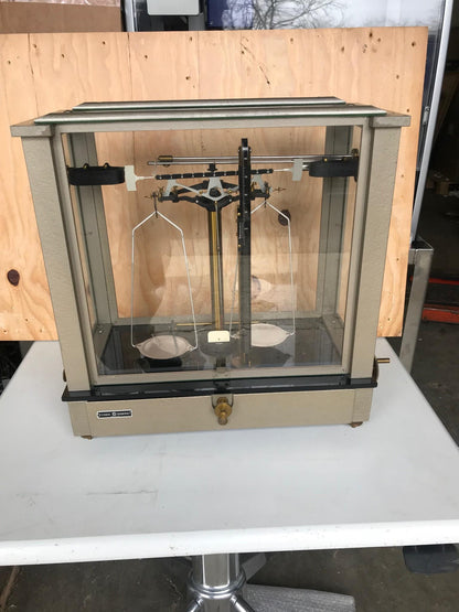 VINTAGE FISHER SCIENTIFIC ENCLOSED 200g APOTHECARY CHAINOMATIC BALANCE FREE SHIP