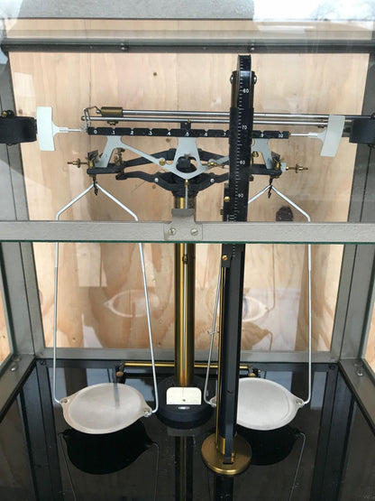 VINTAGE FISHER SCIENTIFIC ENCLOSED 200g APOTHECARY CHAINOMATIC BALANCE FREE SHIP