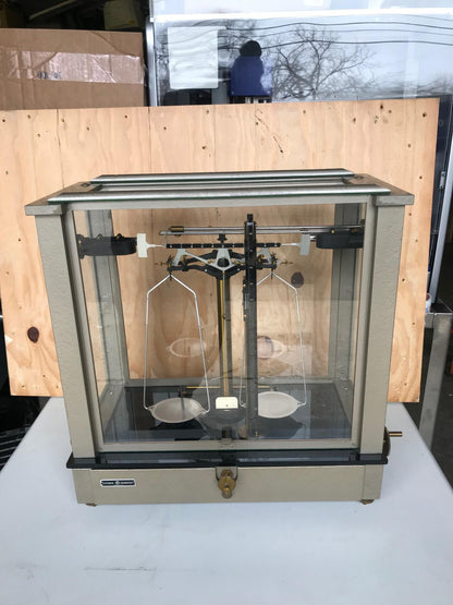 VINTAGE FISHER SCIENTIFIC ENCLOSED 200g APOTHECARY CHAINOMATIC BALANCE FREE SHIP