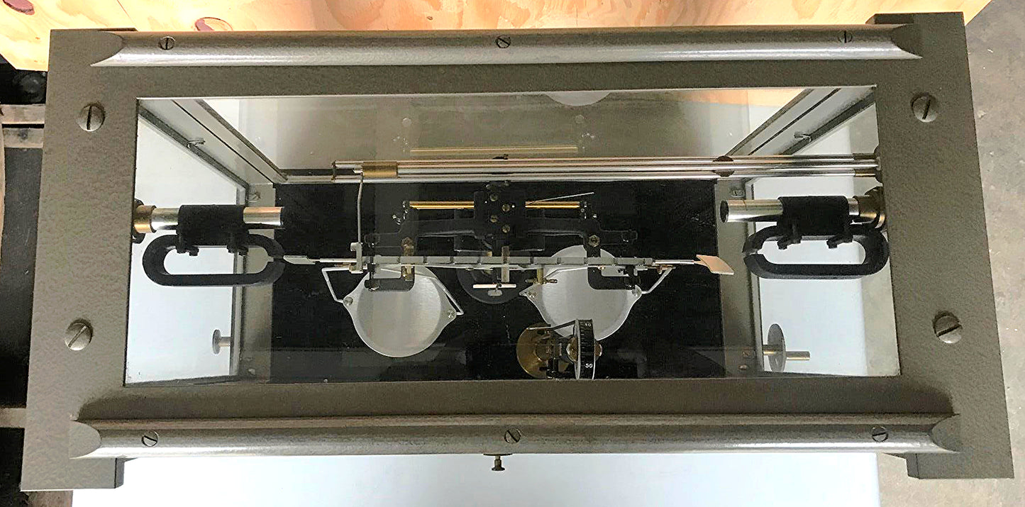 VINTAGE FISHER SCIENTIFIC ENCLOSED 200g APOTHECARY CHAINOMATIC BALANCE FREE SHIP