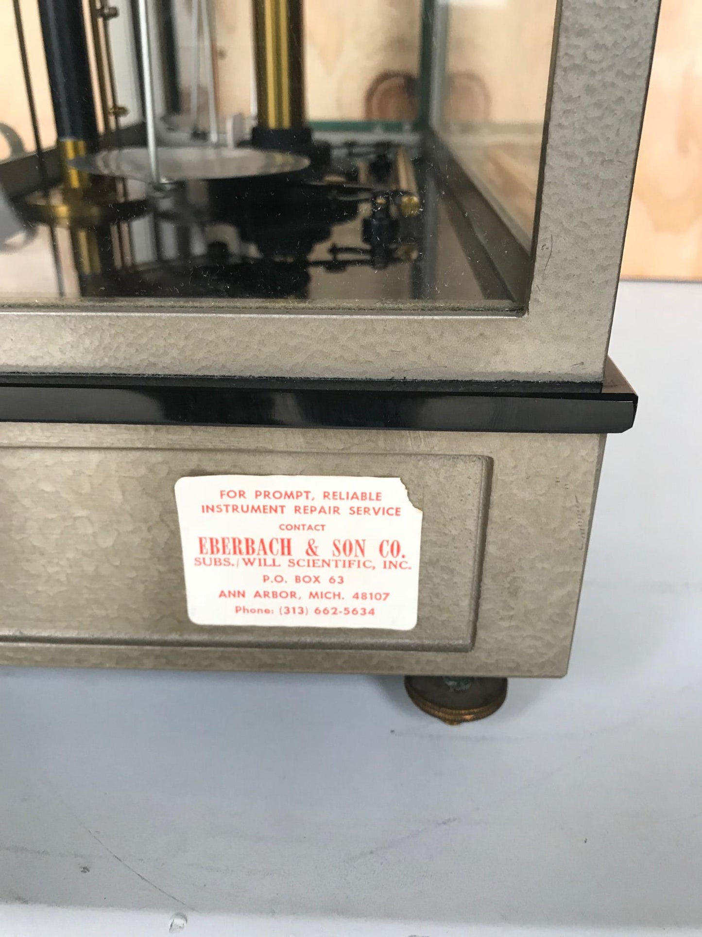 VINTAGE FISHER SCIENTIFIC ENCLOSED 200g APOTHECARY CHAINOMATIC BALANCE FREE SHIP