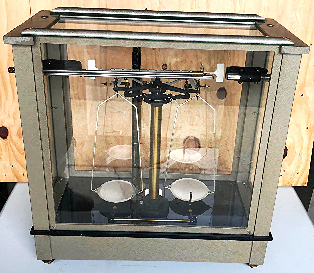 VINTAGE FISHER SCIENTIFIC ENCLOSED 200g APOTHECARY CHAINOMATIC BALANCE FREE SHIP