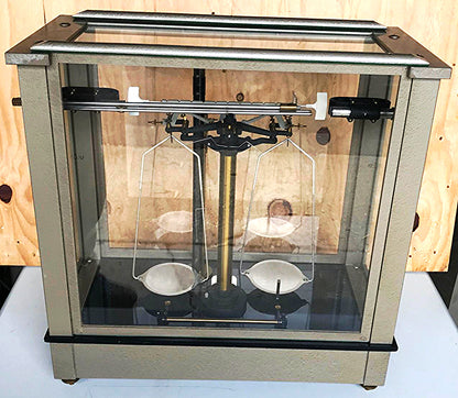 VINTAGE FISHER SCIENTIFIC ENCLOSED 200g APOTHECARY CHAINOMATIC BALANCE FREE SHIP