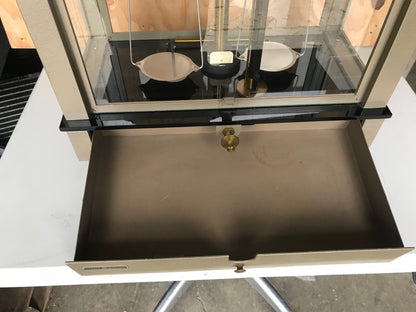 VINTAGE FISHER SCIENTIFIC ENCLOSED 200g APOTHECARY CHAINOMATIC BALANCE FREE SHIP