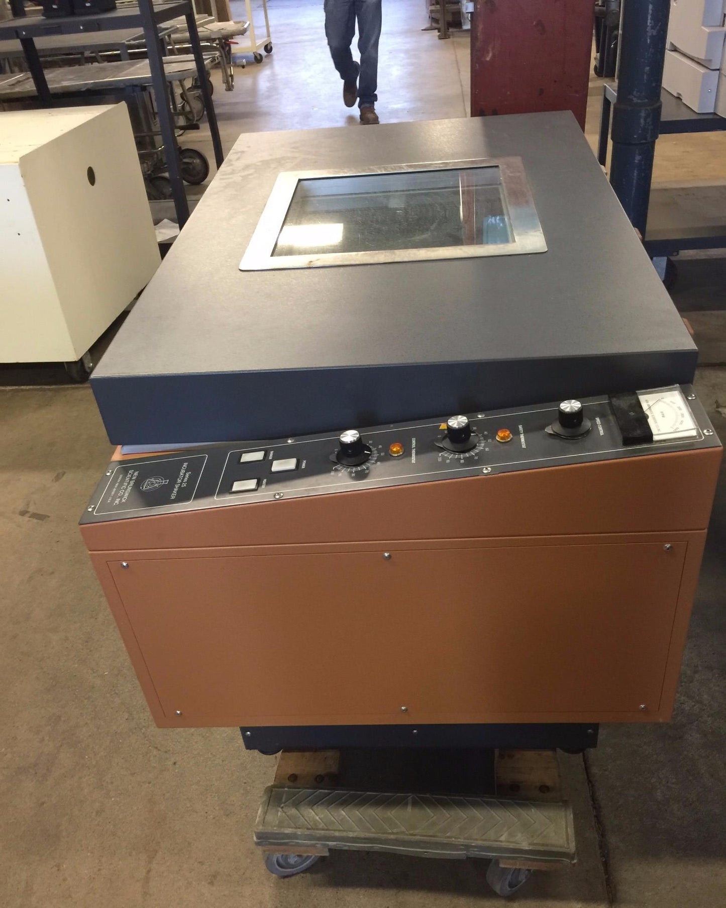 EPPENDORF NEW BRUNSWICK G 25 SHAKER INCUBATOR WATCH VIDEO WONDERFUL OPERAT CONDI