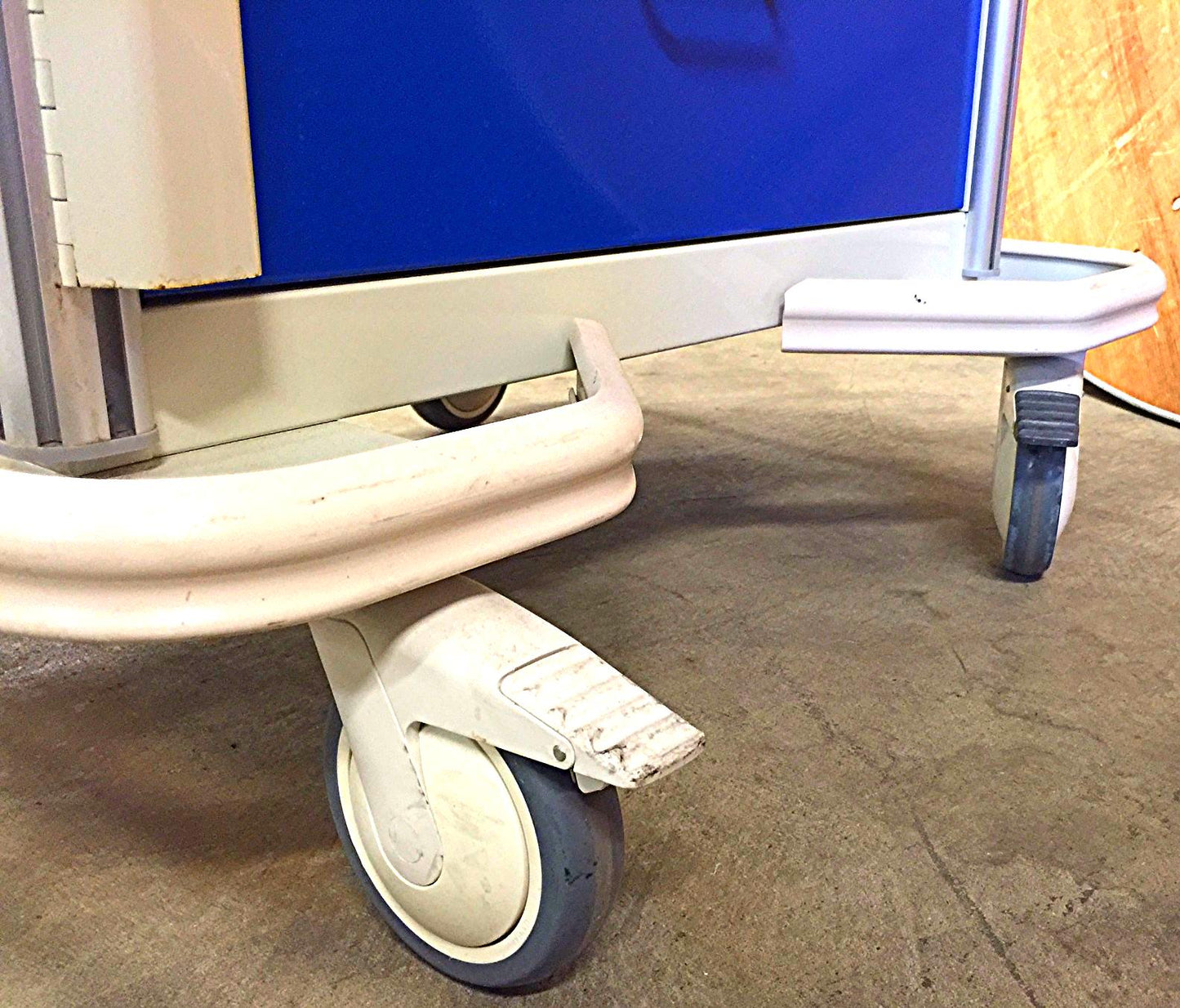 ARMSTRONG MEDICAL A-SMART CRASH SUPREME CLINIC LAB TOOL CART w/ BINS HEAVY DUTY