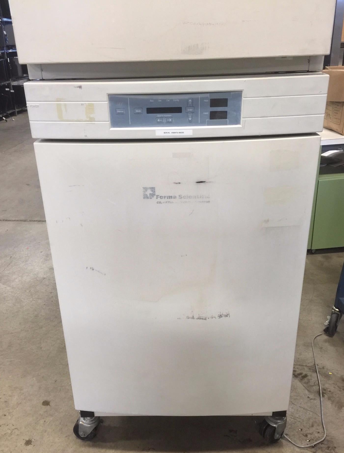FORMA INCUBATOR Water Jacketed Double Stack Model 3110 CO2 Wheels PERFECT Condit