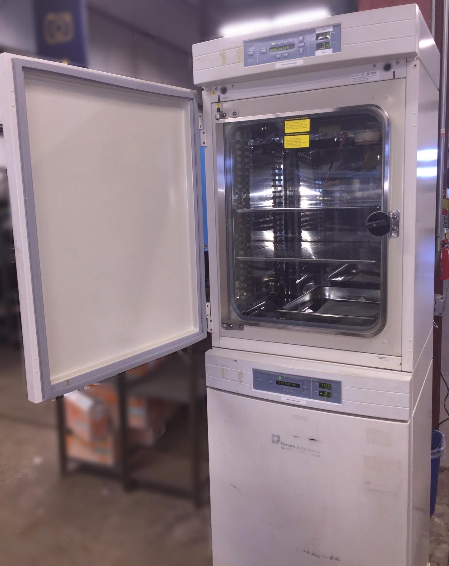 FORMA INCUBATOR Water Jacketed Double Stack Model 3110 CO2 Wheels PERFECT Condit