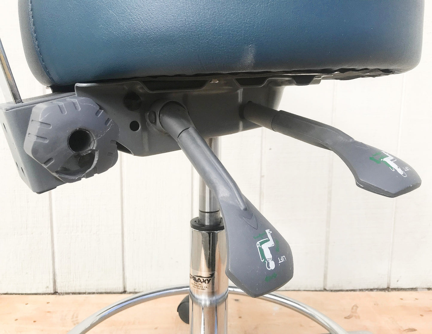 GALAXY EXAM ADJUSTABLE AIR LIFT MEDICAL DENTAL TATOO VET STOOL CHAIR FREE SHIP