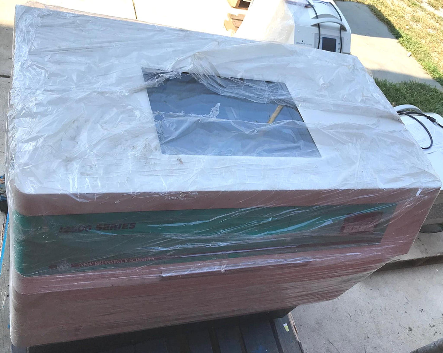 NEW BRUNSWICK EPPENDORF I2500KC REFRIGERATED SHAKER LARGE CAPAC FLOOR INCUBATOR