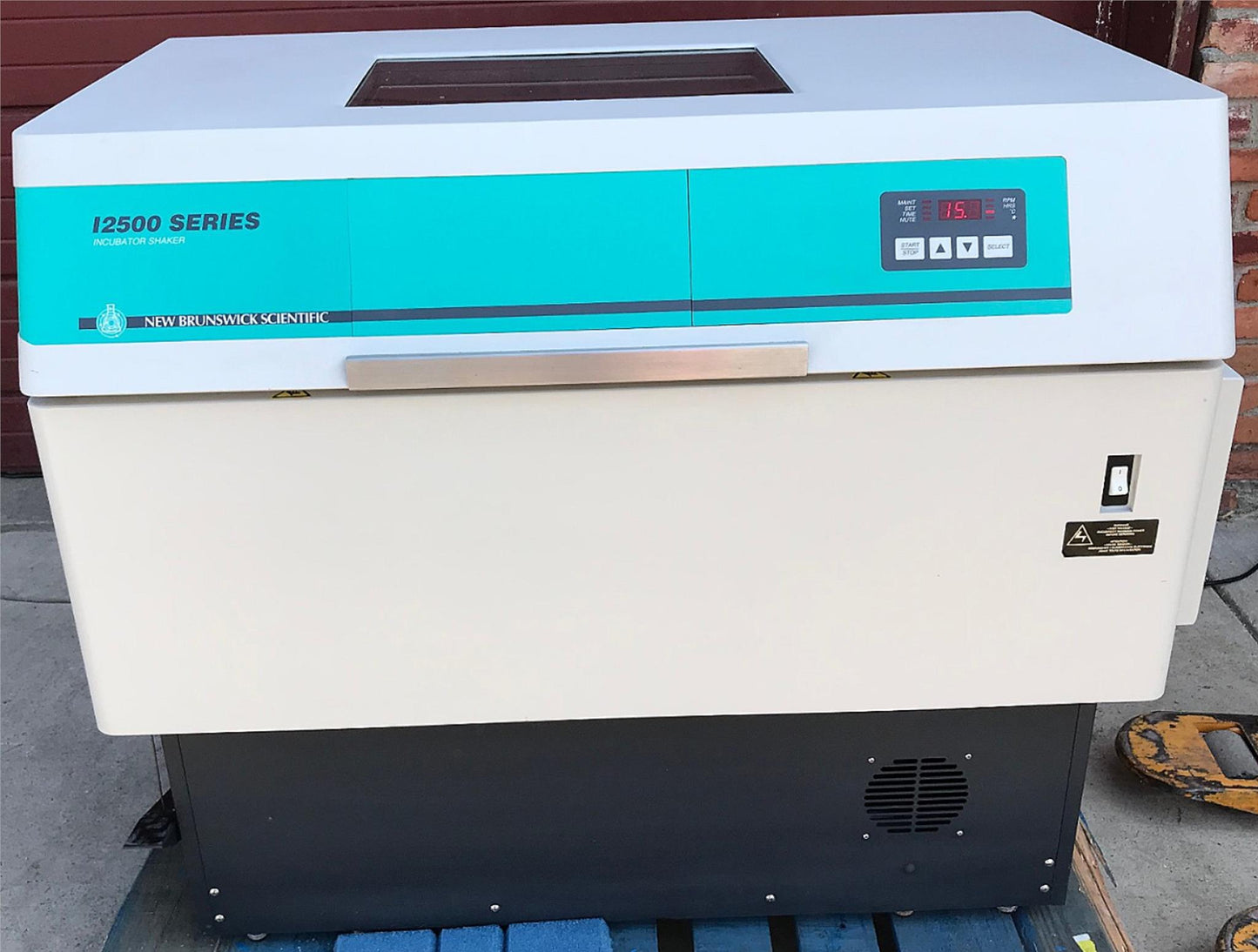 NEW BRUNSWICK EPPENDORF I2500KC REFRIGERATED SHAKER LARGE CAPAC FLOOR INCUBATOR