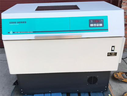 NEW BRUNSWICK EPPENDORF I2500KC REFRIGERATED SHAKER LARGE CAPAC FLOOR INCUBATOR