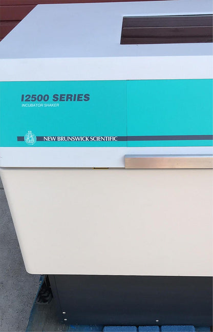 NEW BRUNSWICK EPPENDORF I2500KC REFRIGERATED SHAKER LARGE CAPAC FLOOR INCUBATOR