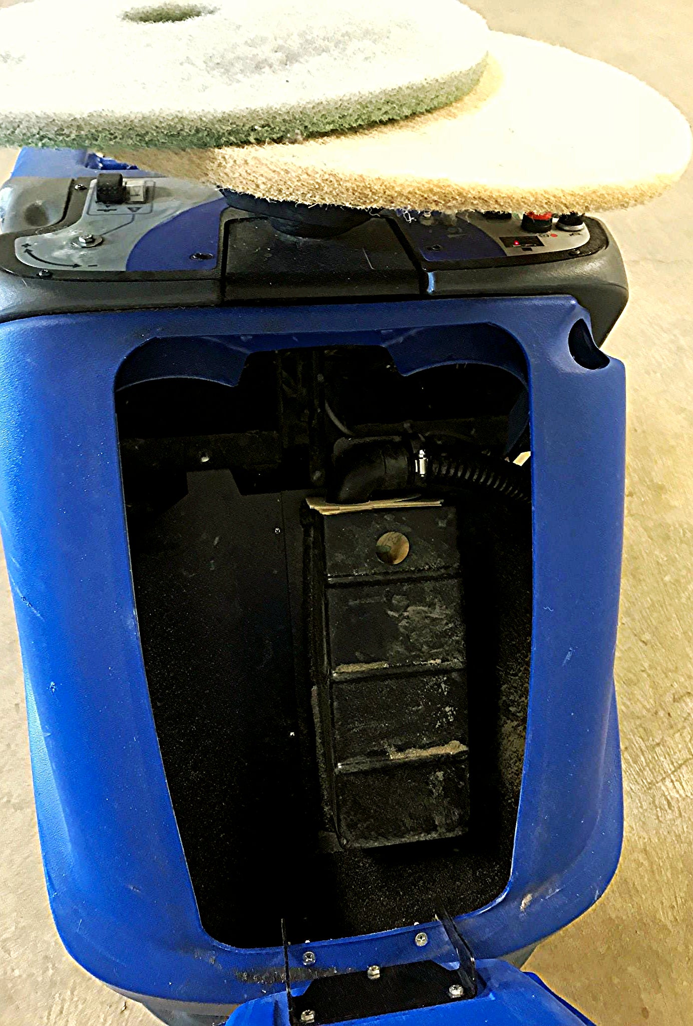 TENNANT WINDSOR CHARIOT iGloss 20" BURNISHER RIDE ON AUTO SCRUBBER WATCH VIDEO