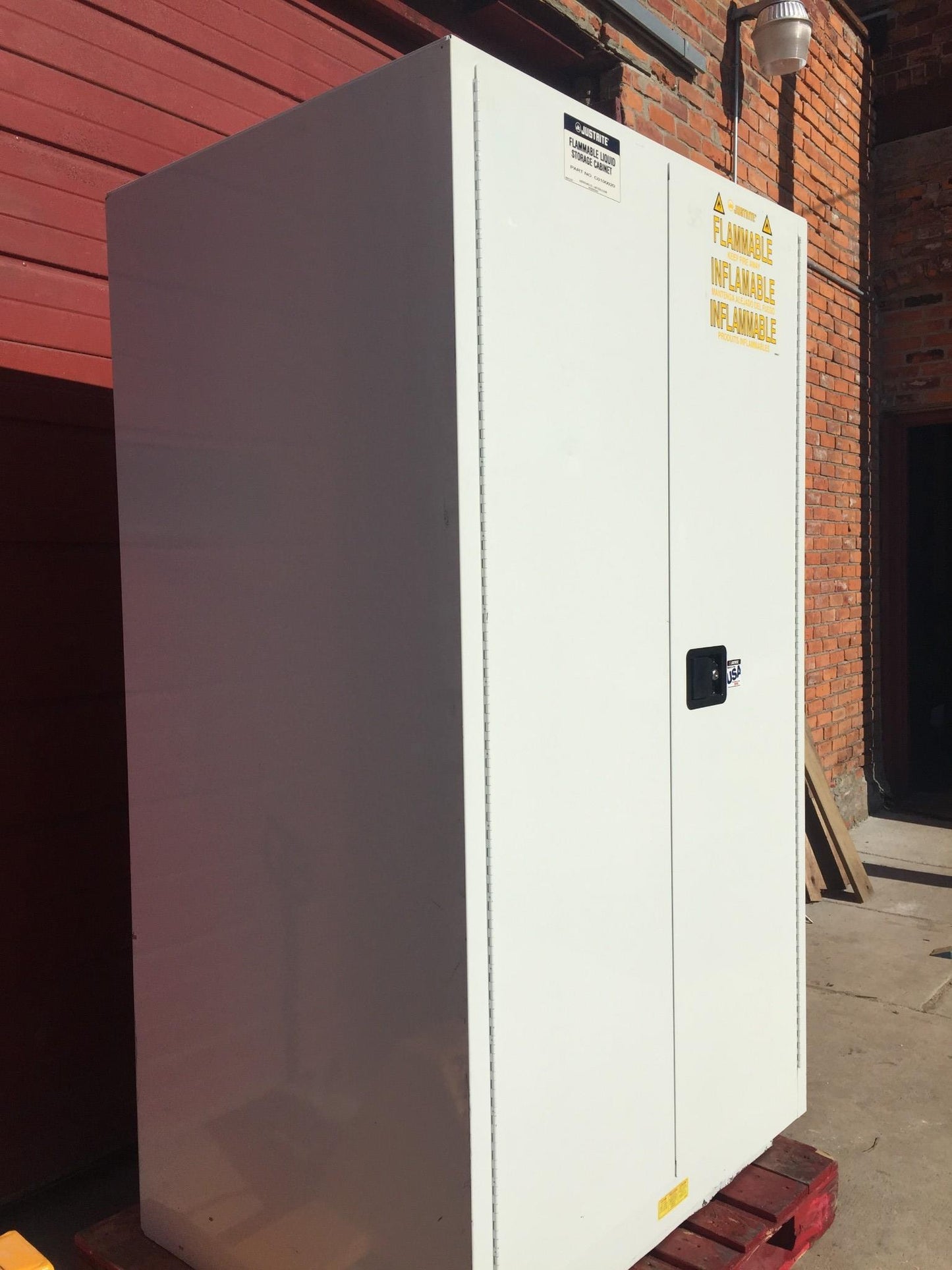 100 Liter JUSTRITE INFLAMMABLE SURE GRIP CABINET PASS THROUGH VALVE FREE SHIP