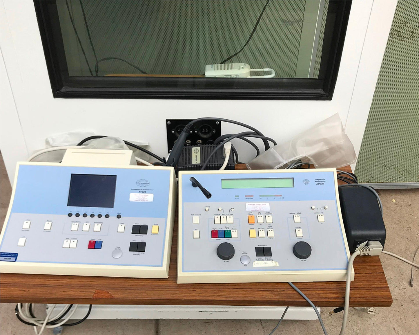 INTERACOUSTICS AT235 AUDIOMETER w/ PROBE & AD229 SOUND CHAMBER BOOTH WATCH VIDEO