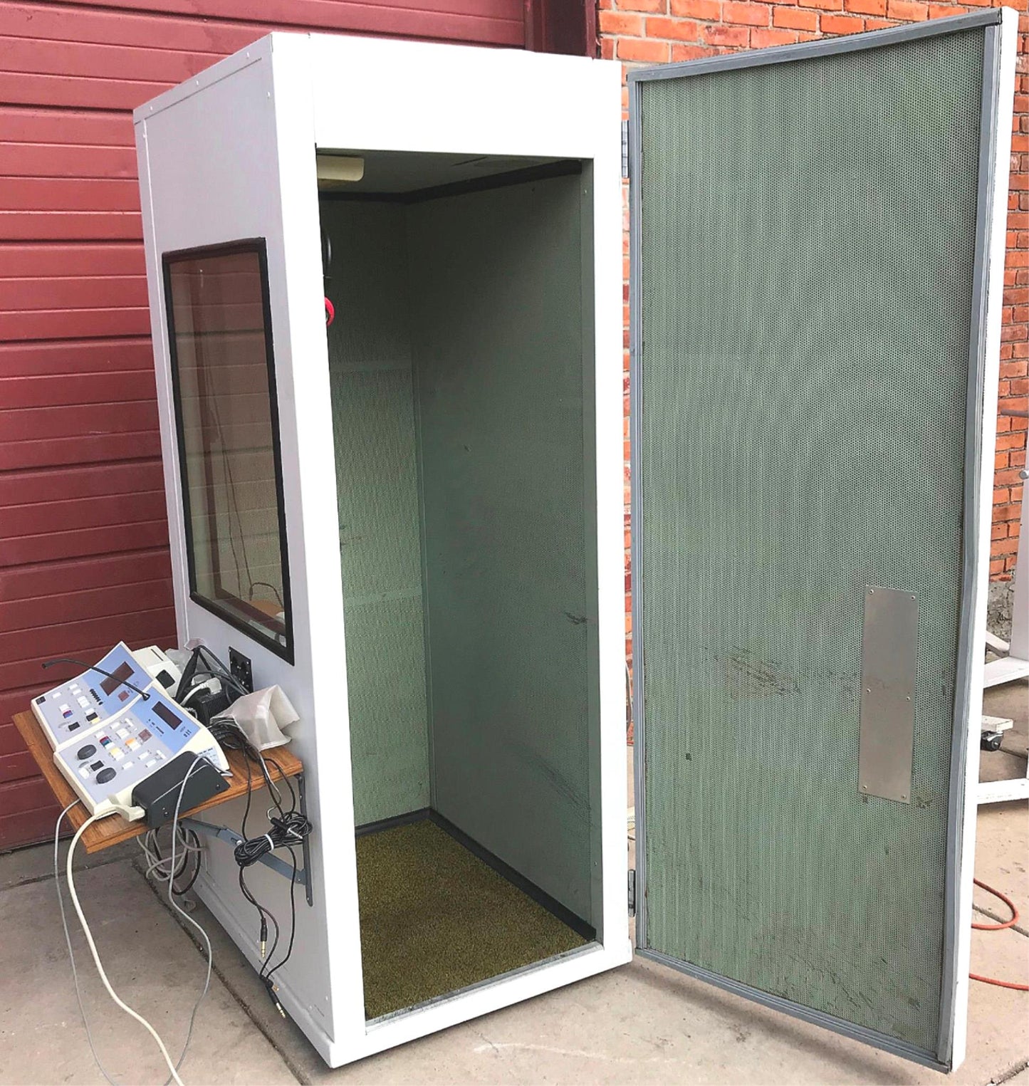 INTERACOUSTICS AT235 AUDIOMETER w/ PROBE & AD229 SOUND CHAMBER BOOTH WATCH VIDEO