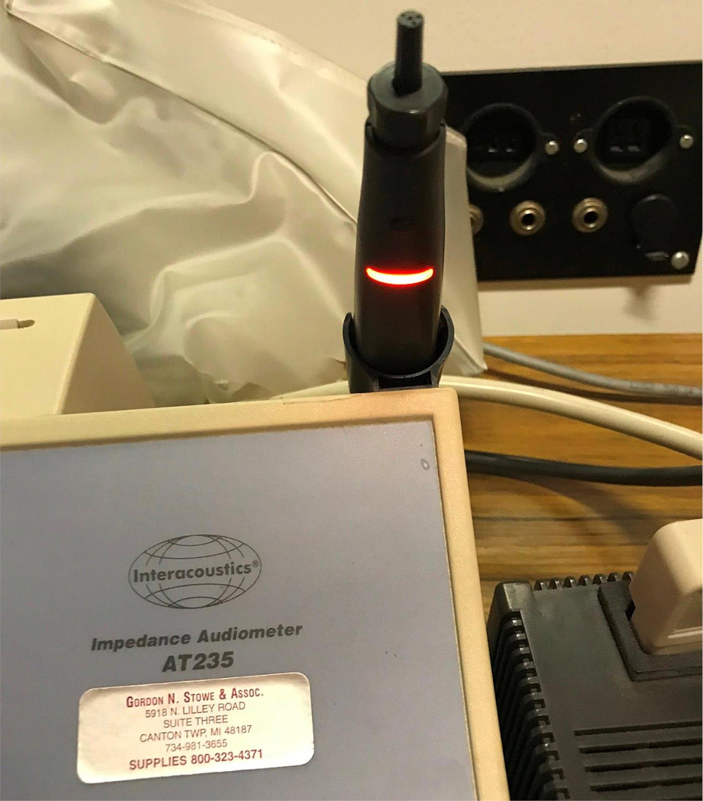 INTERACOUSTICS AT235 AUDIOMETER w/ PROBE & AD229 SOUND CHAMBER BOOTH WATCH VIDEO