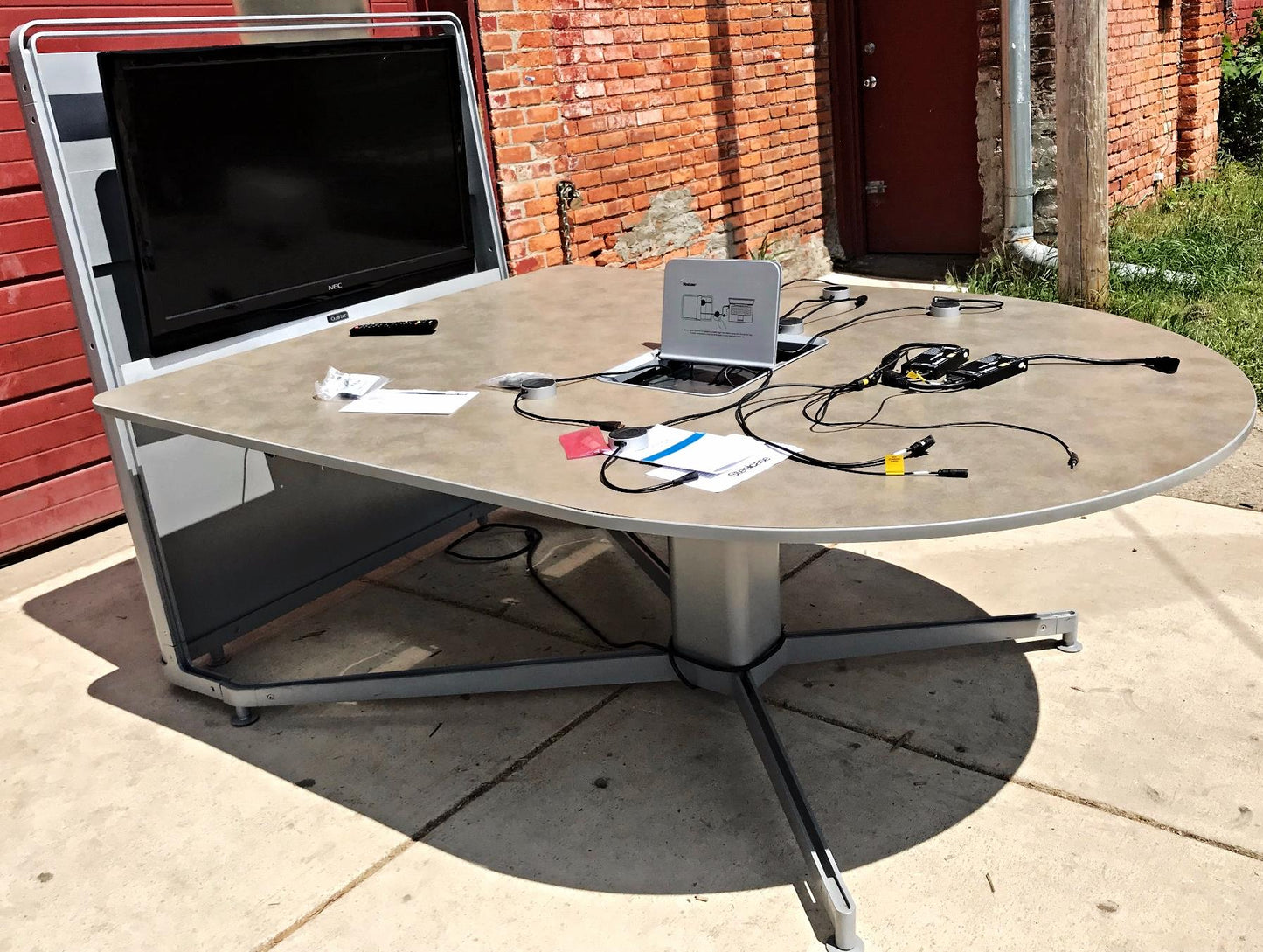 STEELCASE MEDIASCAPE SP106-101 & 5 VIRTUAL PUCKs NEC HDMI E422(L420UT CONFERENCE