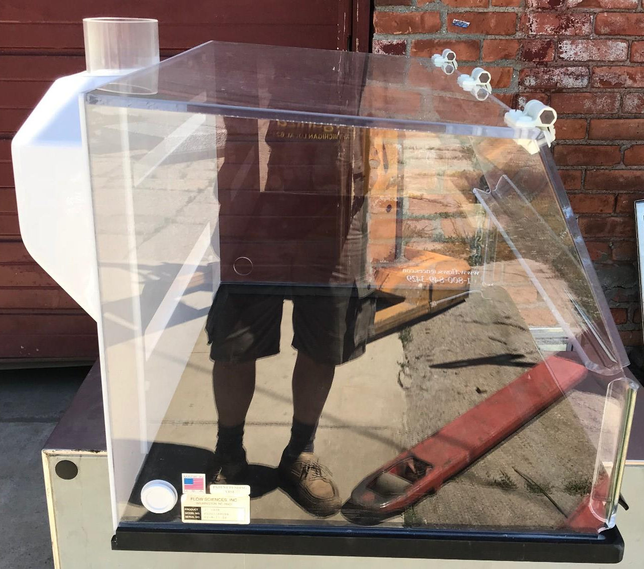 FLOW SCIENCES VBSE VENTED 3ft SAFETY ENCLOSURE FUME HOOD & 2 ANTI VIBRATION SLAB