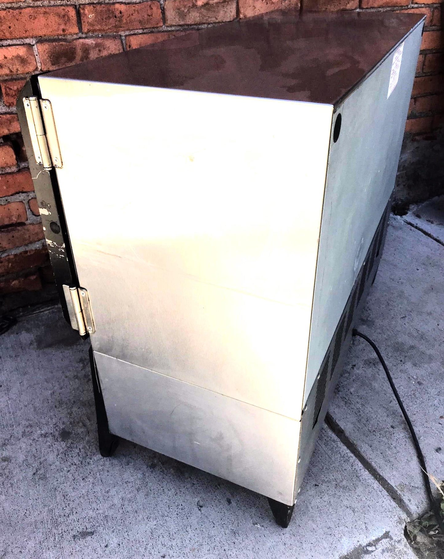 SILVER KING SK-15MAJ REFRIGERATED COMMERCIAL MILK BEVERAGE 3 VALVE DISPENSER